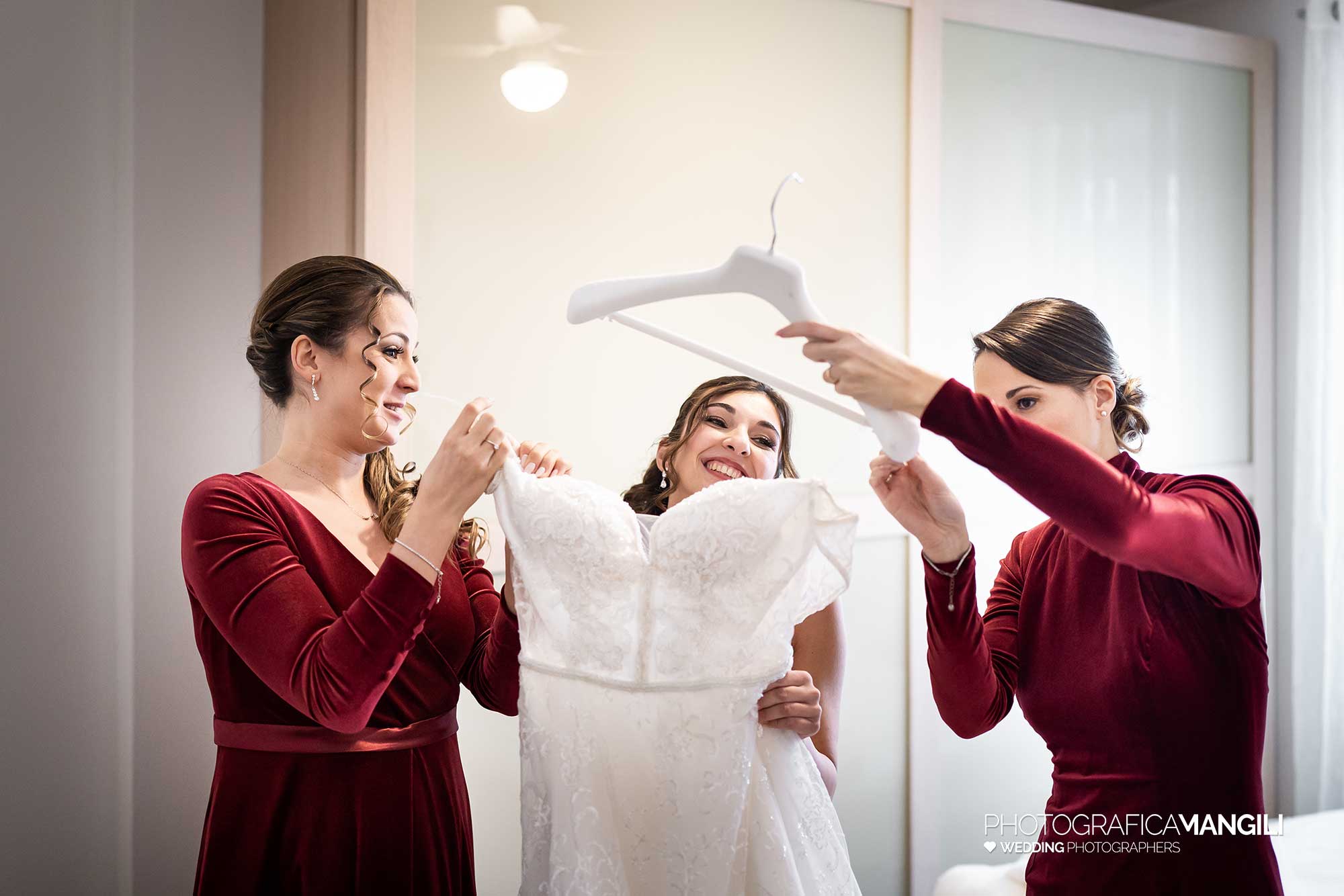 009 fotografo matrimonio wedding reportage vestizione sposa testimoni lecco 009 fotografo matrimonio wedding reportage vestizione sposa testimoni lecco