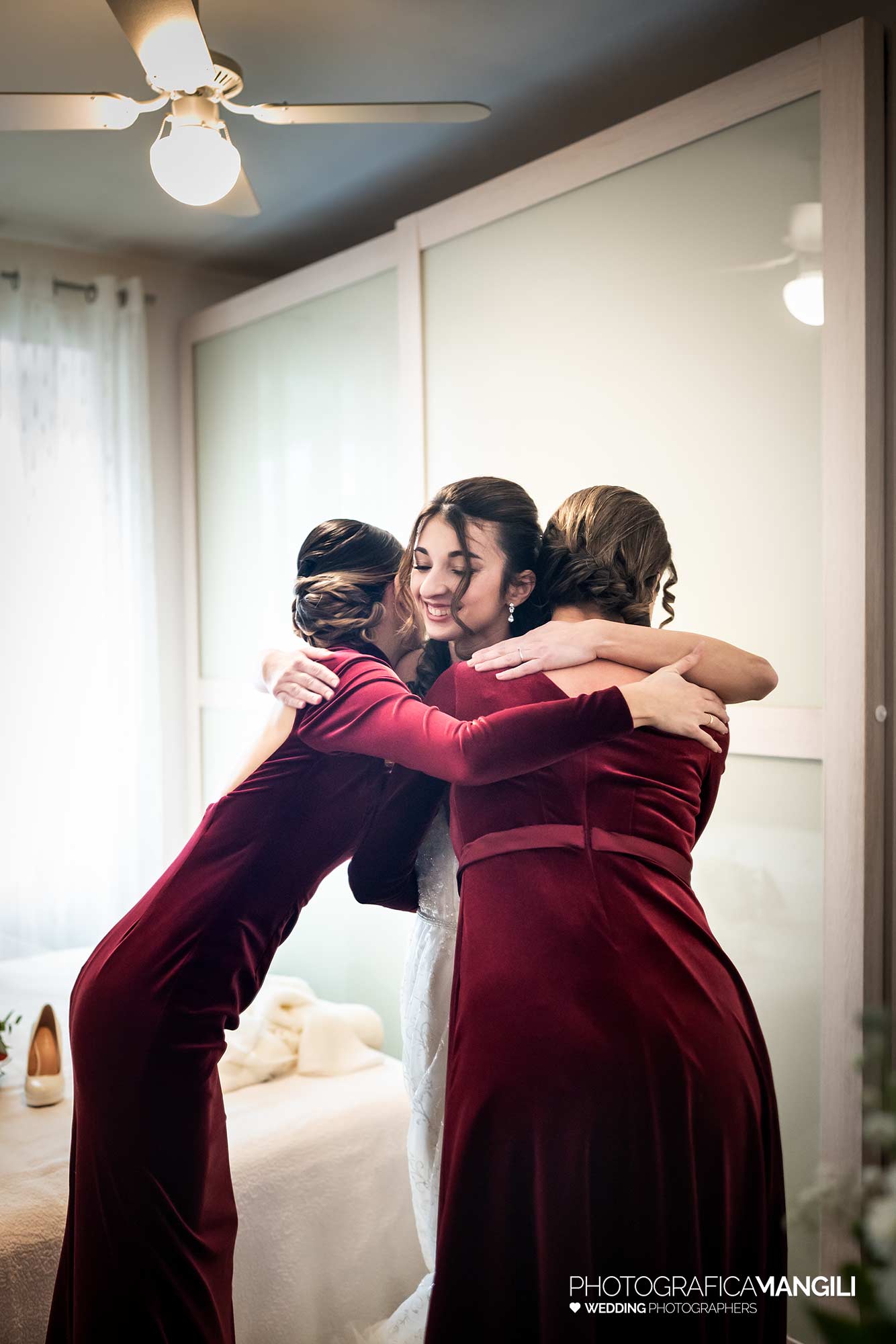 014 fotografo matrimonio wedding reportage preparazione sposa abbraccio amiche abito lecco 014 fotografo matrimonio wedding reportage preparazione sposa abbraccio amiche abito lecco