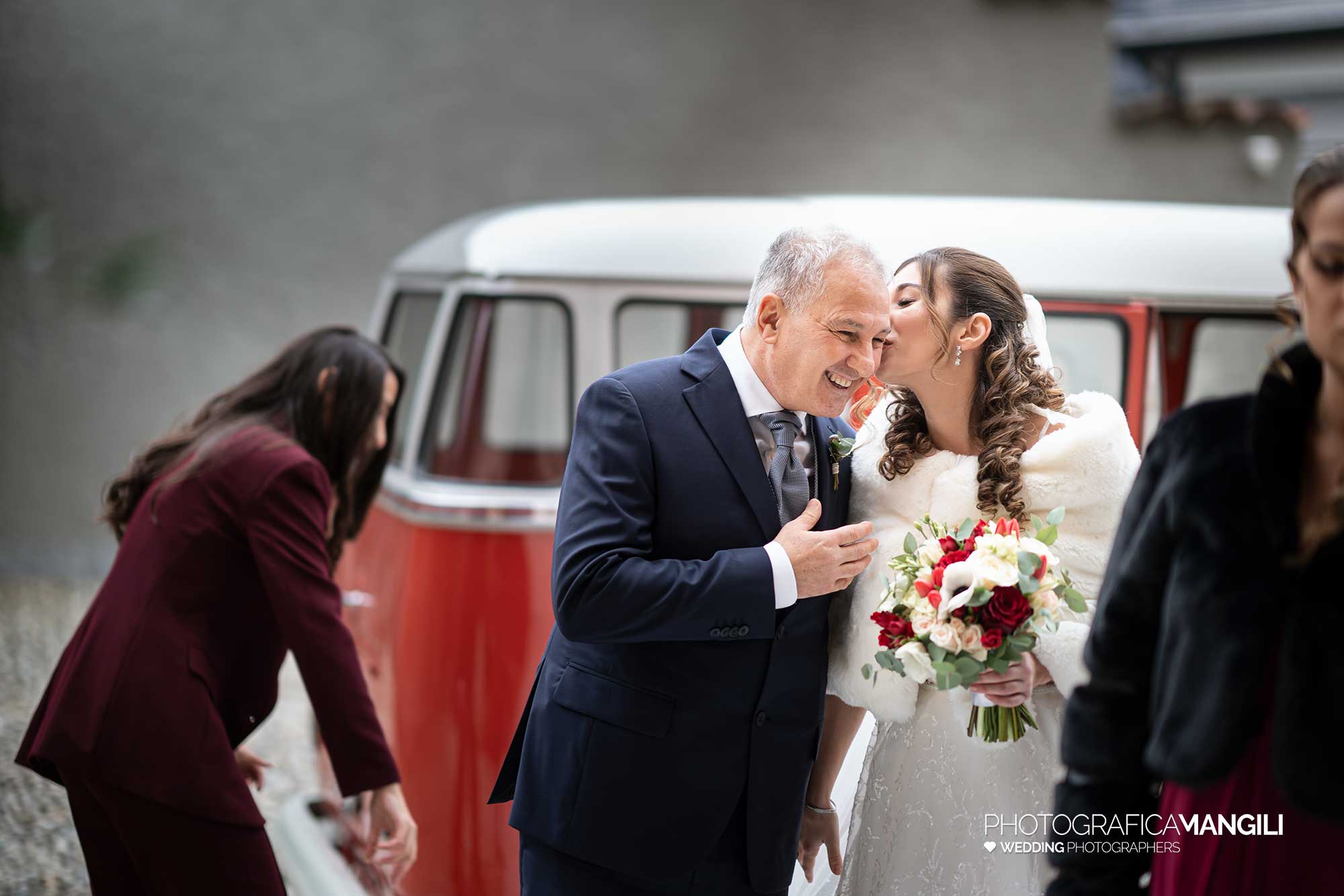 017 fotografo matrimonio wedding reportage arrivo chiesa macchina sposa abbadia lariana lecco 017 fotografo matrimonio wedding reportage arrivo chiesa macchina sposa abbadia lariana lecco