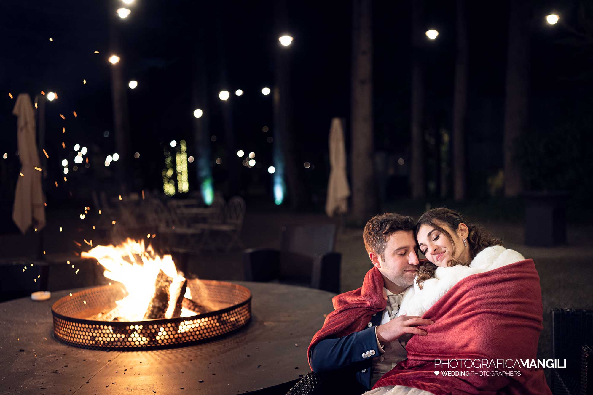 046 fotografo matrimonio inverno wedding reportage ritratto sposi abbraccio coperta fuoco villa acquaroli carvico bergamo 046 fotografo matrimonio inverno wedding reportage ritratto sposi abbraccio coperta fuoco villa acquaroli carvico bergamo