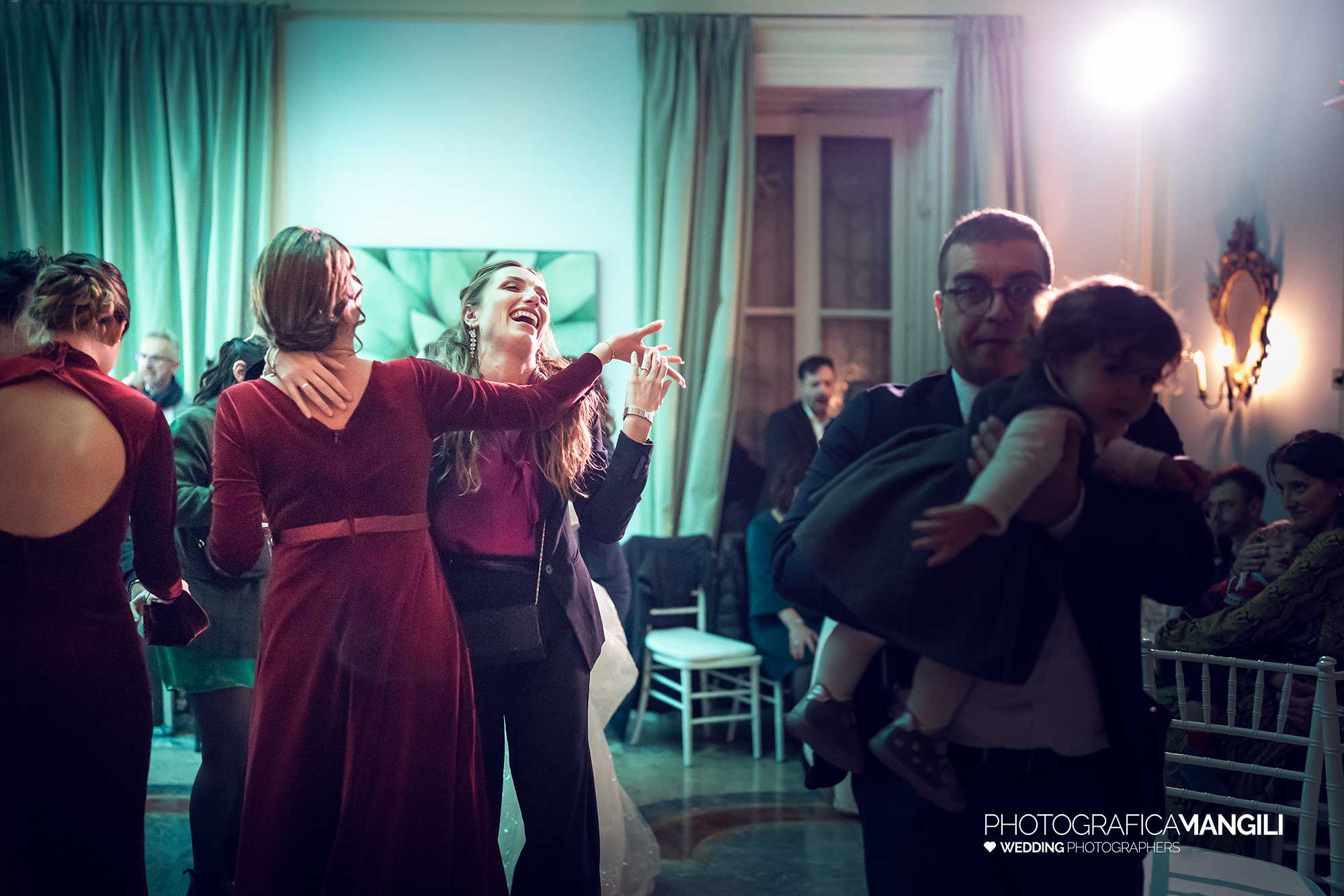 049 fotografo matrimonio wedding reportage sposa festa balli amici musica villa acquaroli carvico bergamo 049 fotografo matrimonio wedding reportage sposa festa balli amici musica villa acquaroli carvico bergamo