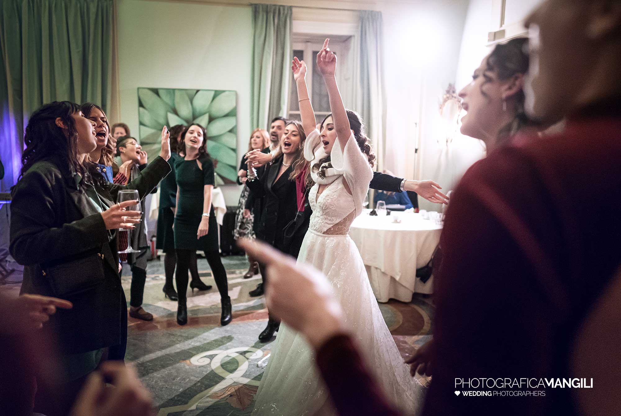 050 fotografo matrimonio wedding reportage sposa festa balli amici musica villa acquaroli carvico bergamo 050 fotografo matrimonio wedding reportage sposa festa balli amici musica villa acquaroli carvico bergamo