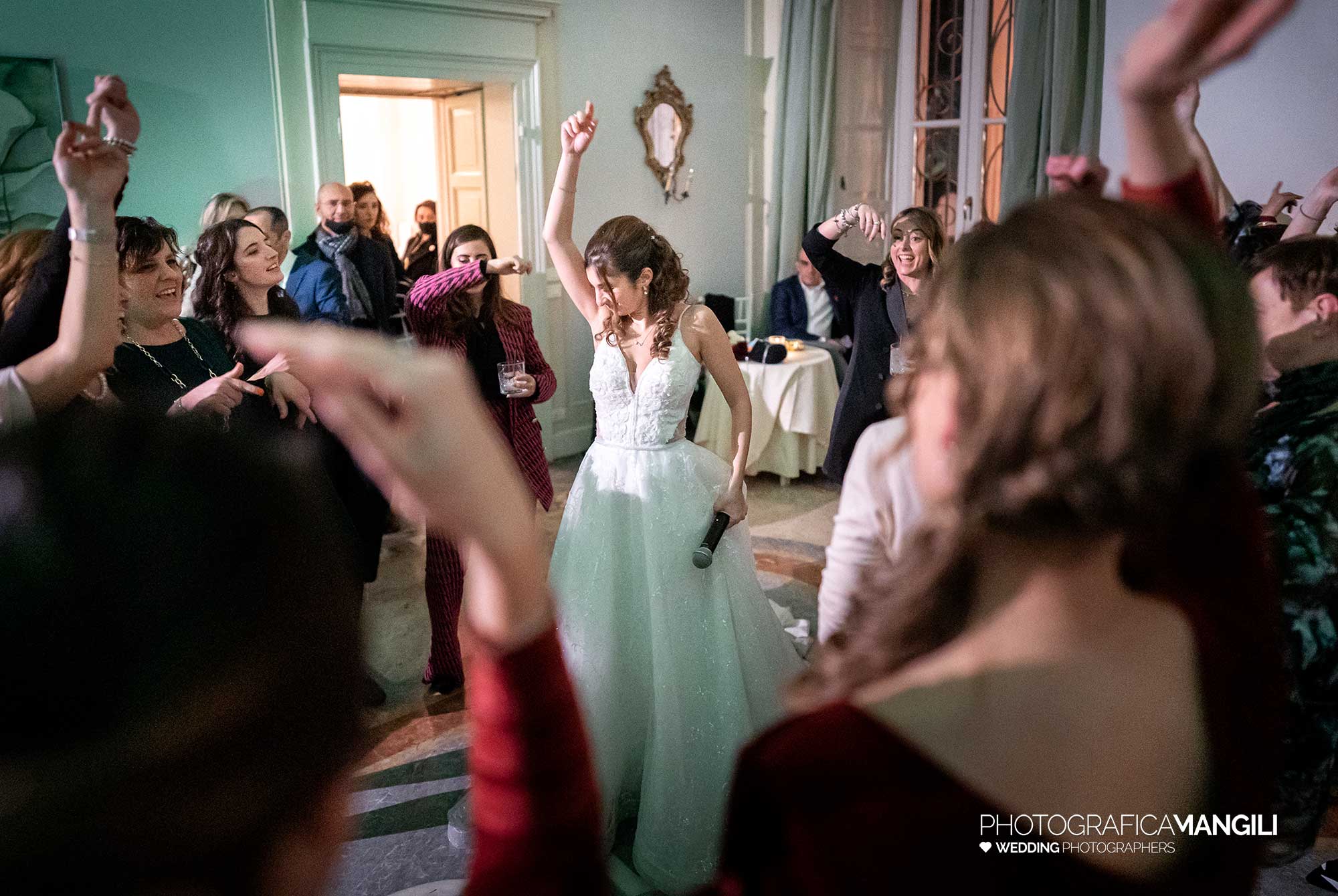 052 fotografo matrimonio wedding reportage sposa festa balli amici musica villa acquaroli carvico bergamo 052 fotografo matrimonio wedding reportage sposa festa balli amici musica villa acquaroli carvico bergamo