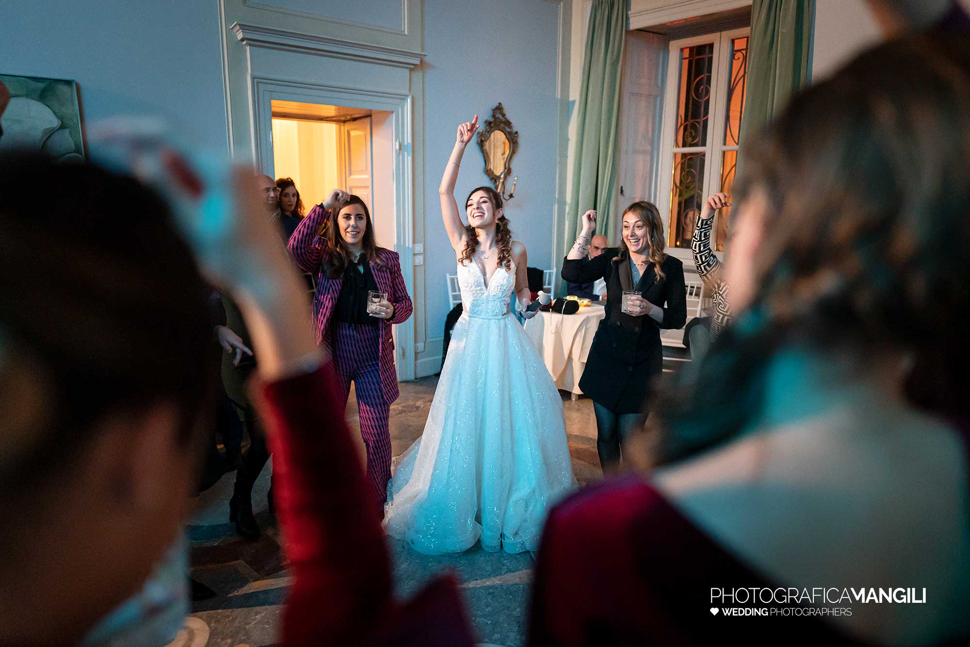 053 fotografo matrimonio wedding reportage sposa festa balli amici musica villa acquaroli carvico bergamo 053 fotografo matrimonio wedding reportage sposa festa balli amici musica villa acquaroli carvico bergamo