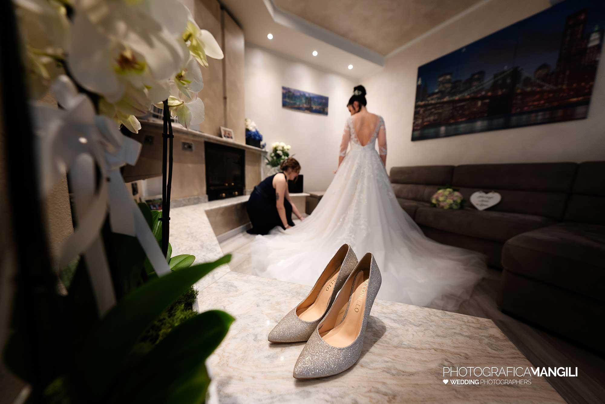 019 fotografo matrimonio wedding reportage preparazione scarpe vestito sposa brescia arianna riccardo 019 fotografo matrimonio wedding reportage preparazione scarpe vestito sposa brescia arianna riccardo