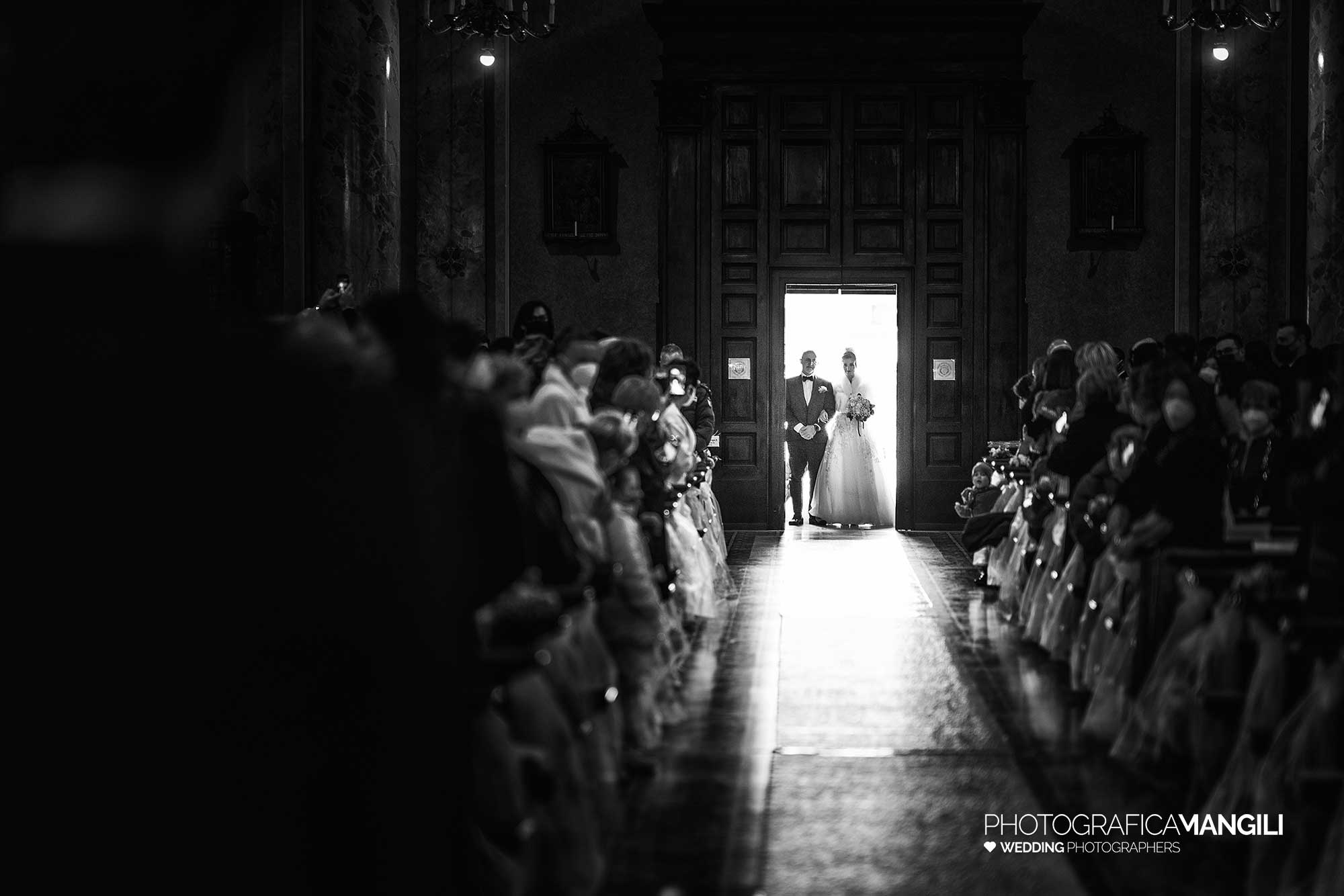 032 fotografo matrimonio wedding reportage ingresso sposa con padre chiesa brescia arianna riccardo 032 fotografo matrimonio wedding reportage ingresso sposa con padre chiesa brescia arianna riccardo