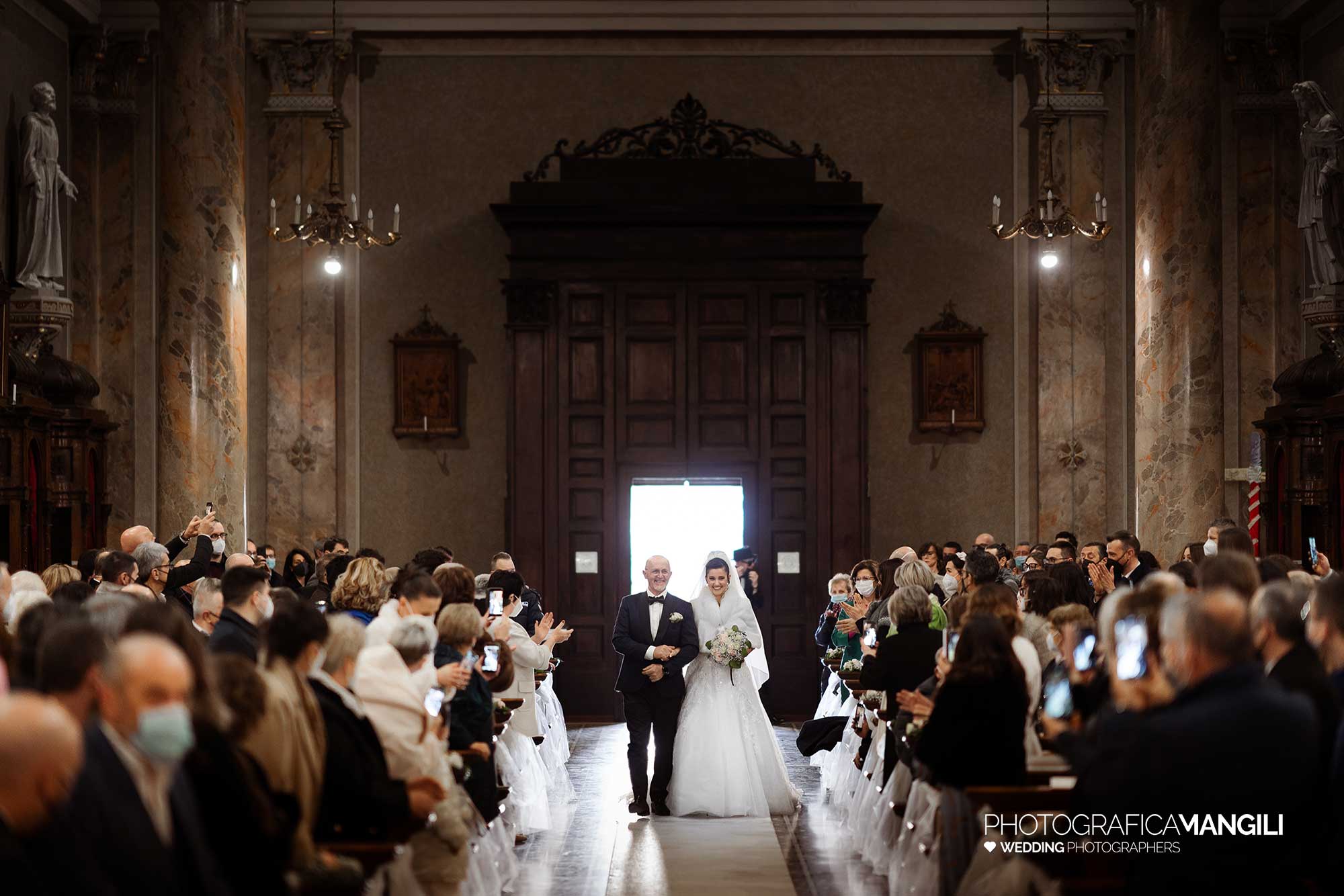 033 immagini matrimonio wedding reportage ingresso sposa con padre chiesa brescia arianna riccardo 033 immagini matrimonio wedding reportage ingresso sposa con padre chiesa brescia arianna riccardo