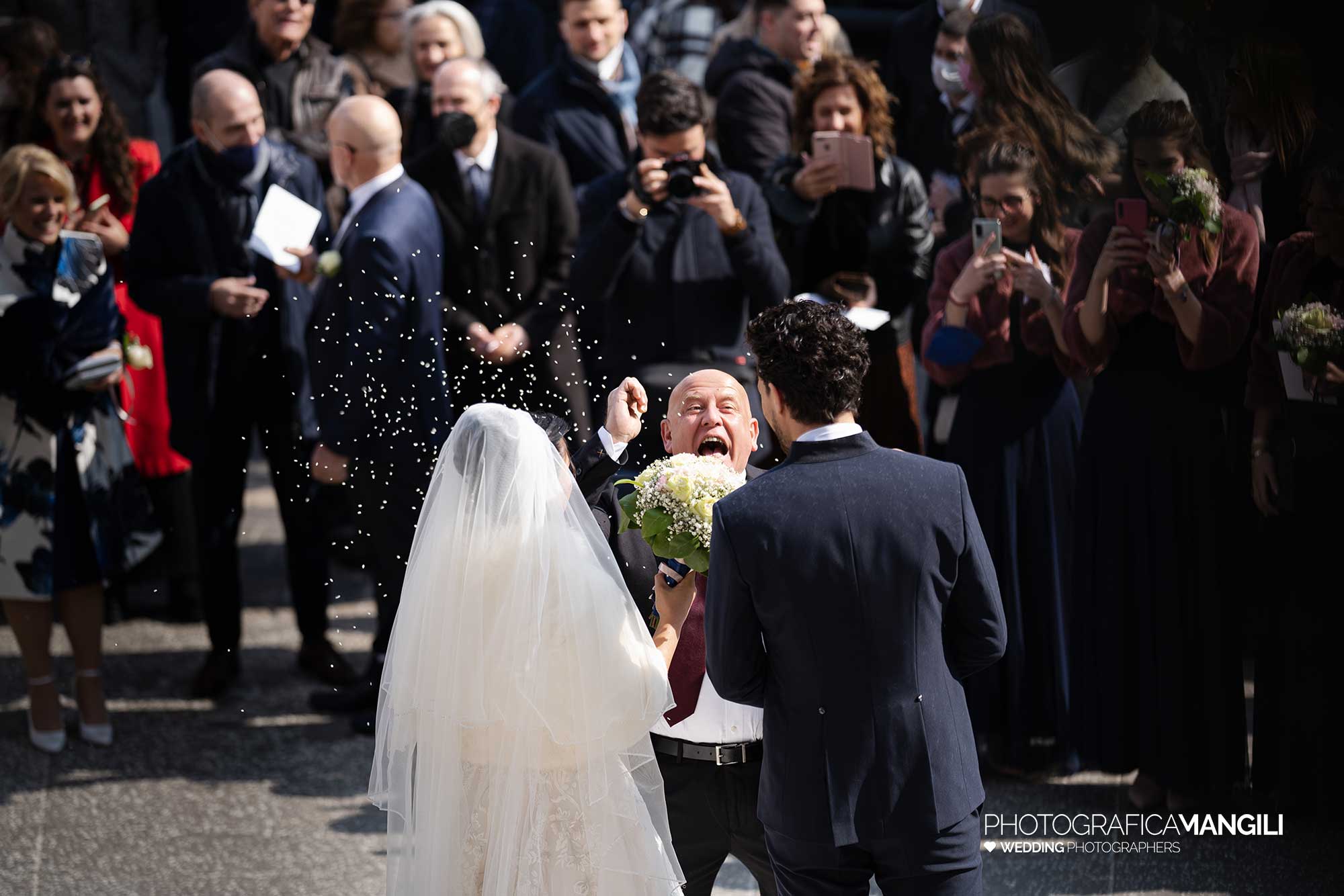 046 servizio fotografico matrimonio wedding reportage sposi uscita chiesa riso brescia arianna riccardo 046 servizio fotografico matrimonio wedding reportage sposi uscita chiesa riso brescia arianna riccardo