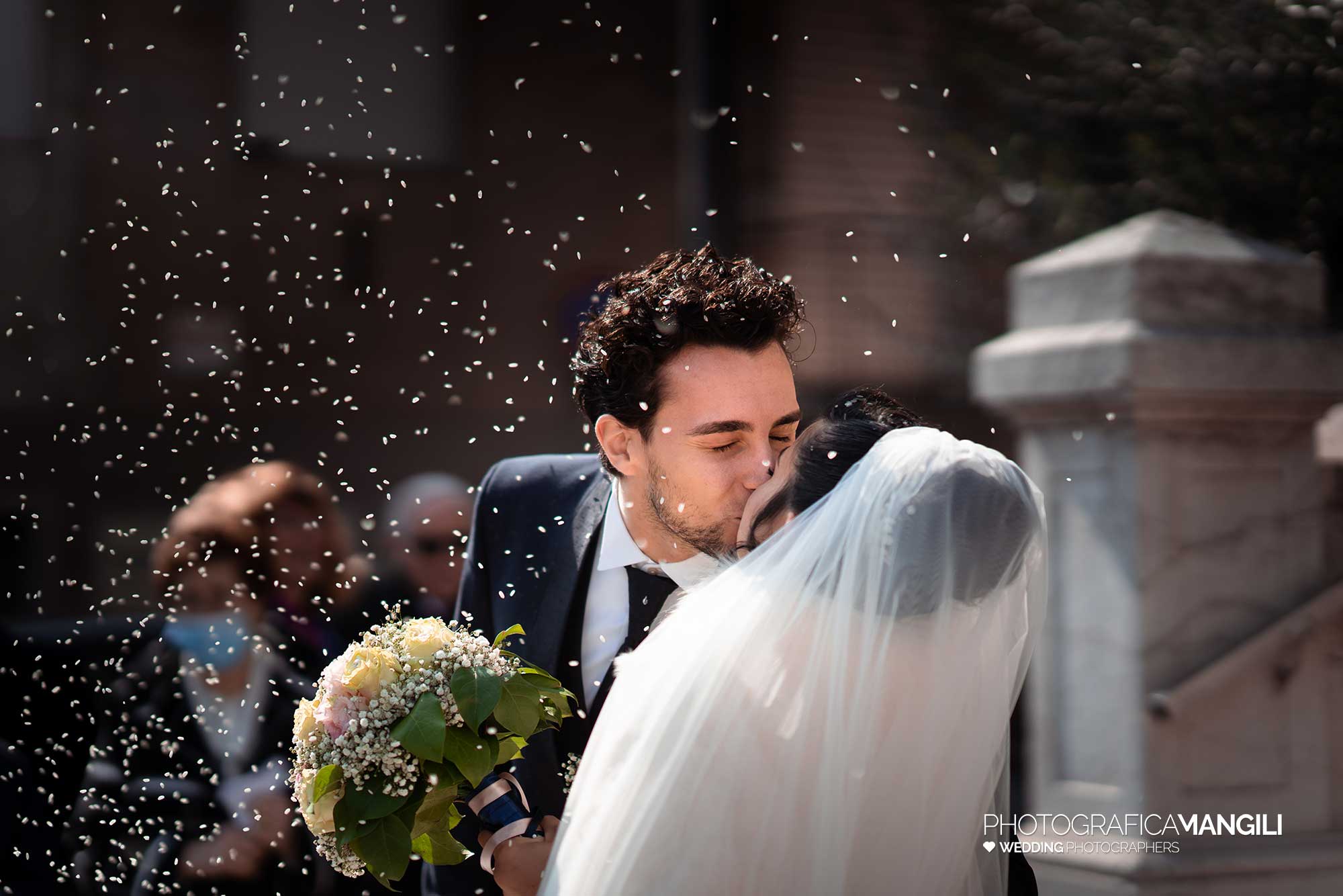 047 fotografo matrimonio wedding reportage sposi uscita chiesa riso brescia arianna riccardo 047 fotografo matrimonio wedding reportage sposi uscita chiesa riso brescia arianna riccardo