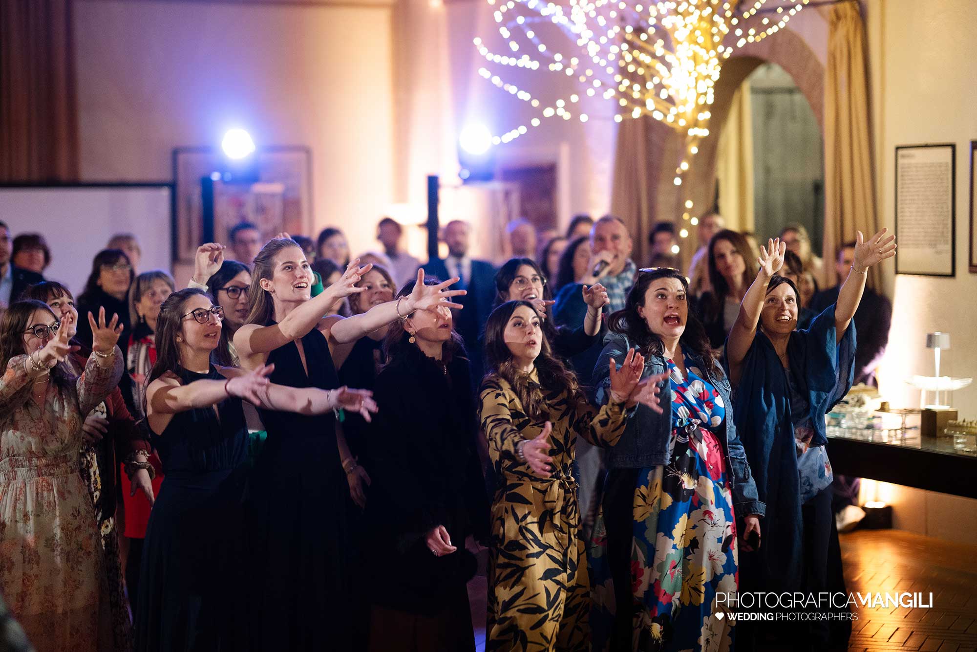 096 immagini matrimonio wedding reportage lancio bouquet sposa villa baiana franciacorta brescia arianna riccardo 096 immagini matrimonio wedding reportage lancio bouquet sposa villa baiana franciacorta brescia arianna riccardo