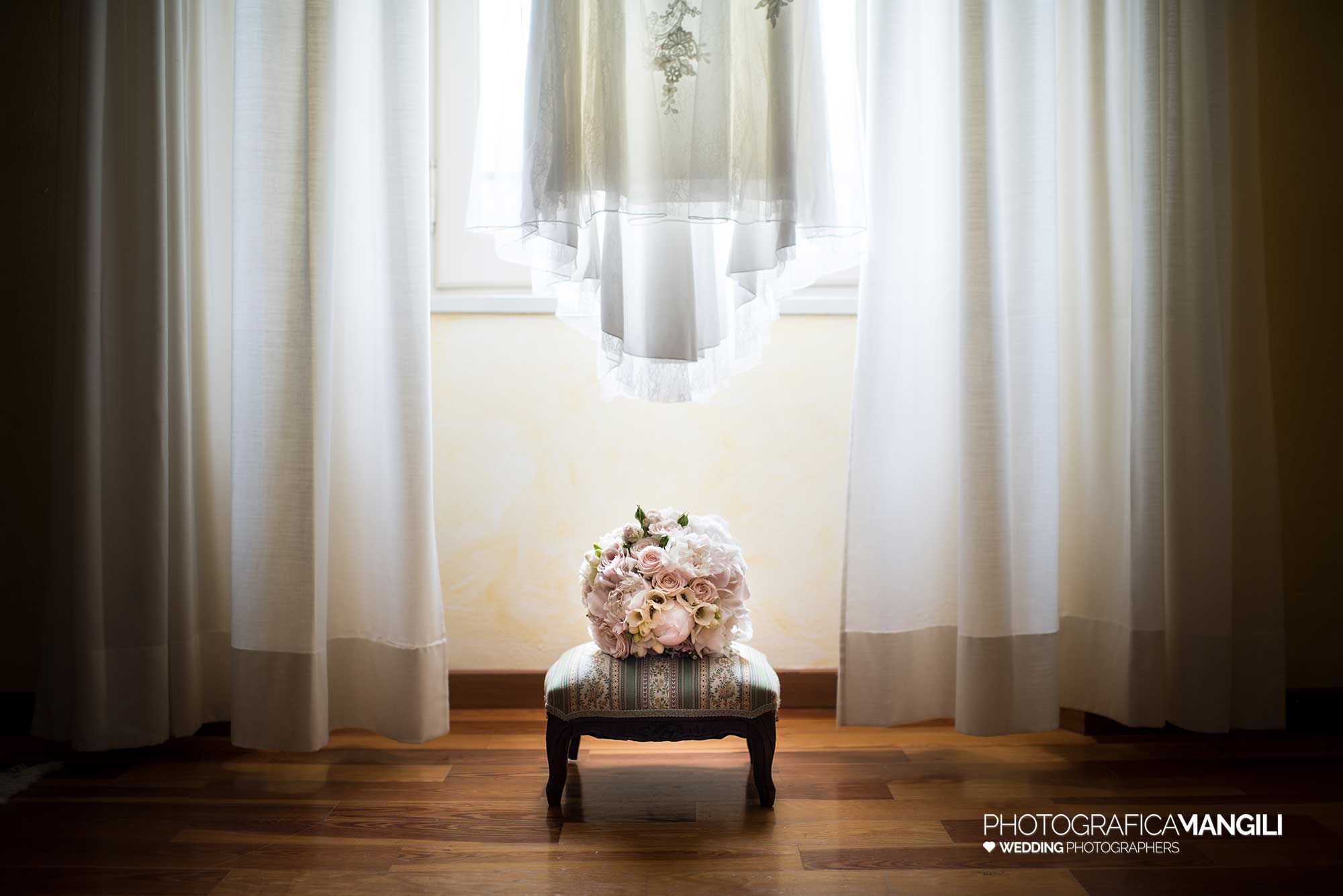 013 bouquet dress italian wedding photographer 1 013 bouquet dress italian wedding photographer 1