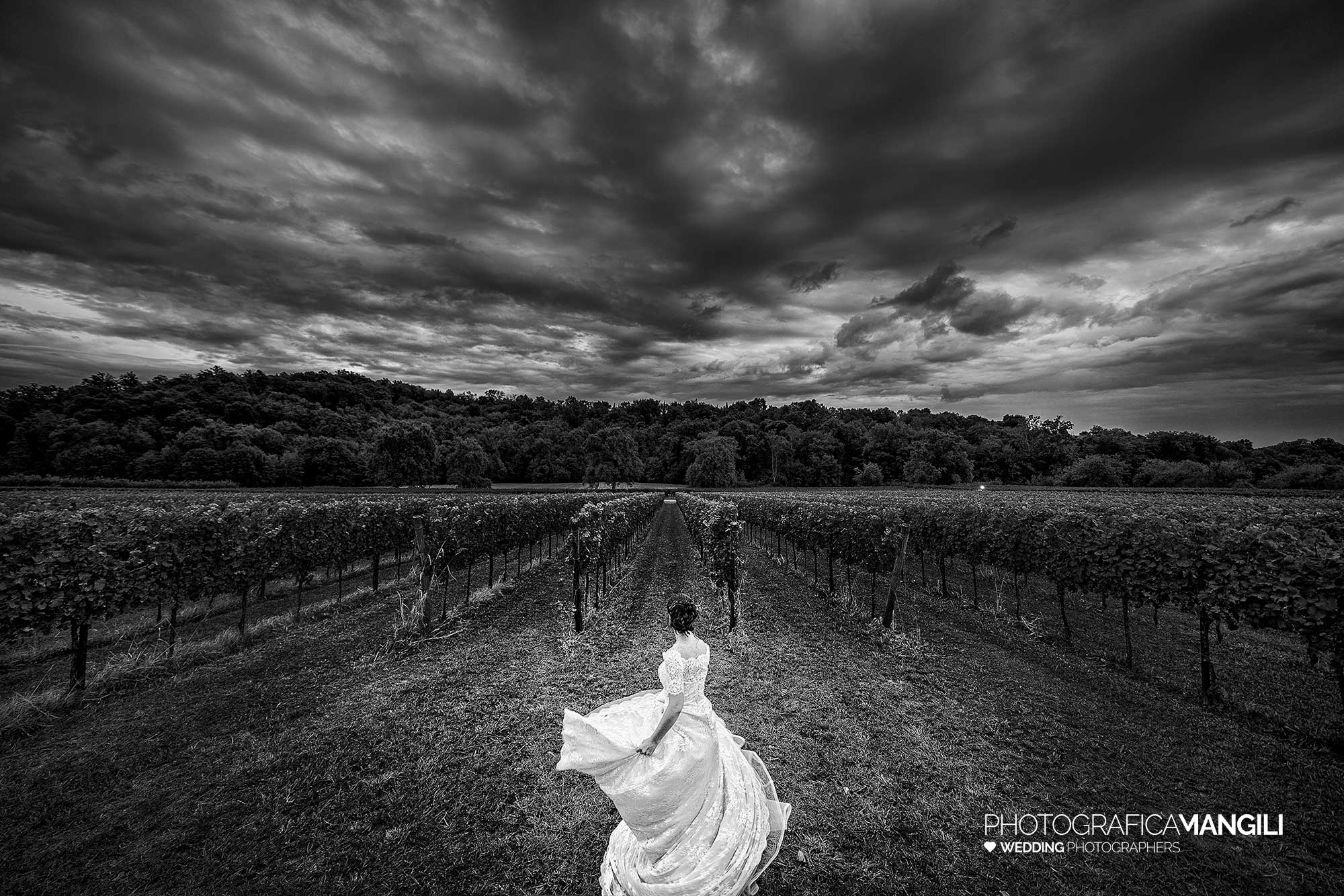 051 black and white italian wedding photographer franciacorta bride vineyards 051 black and white italian wedding photographer franciacorta bride vineyards