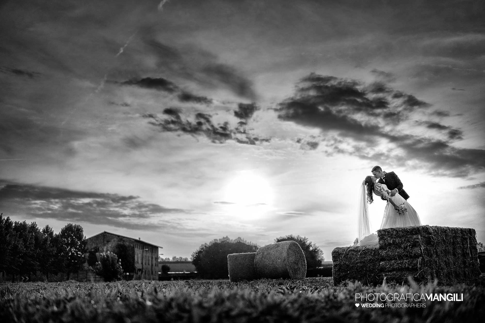 059 artistic wedding photography franciacorta italy romantic kiss 059 artistic wedding photography franciacorta italy romantic kiss