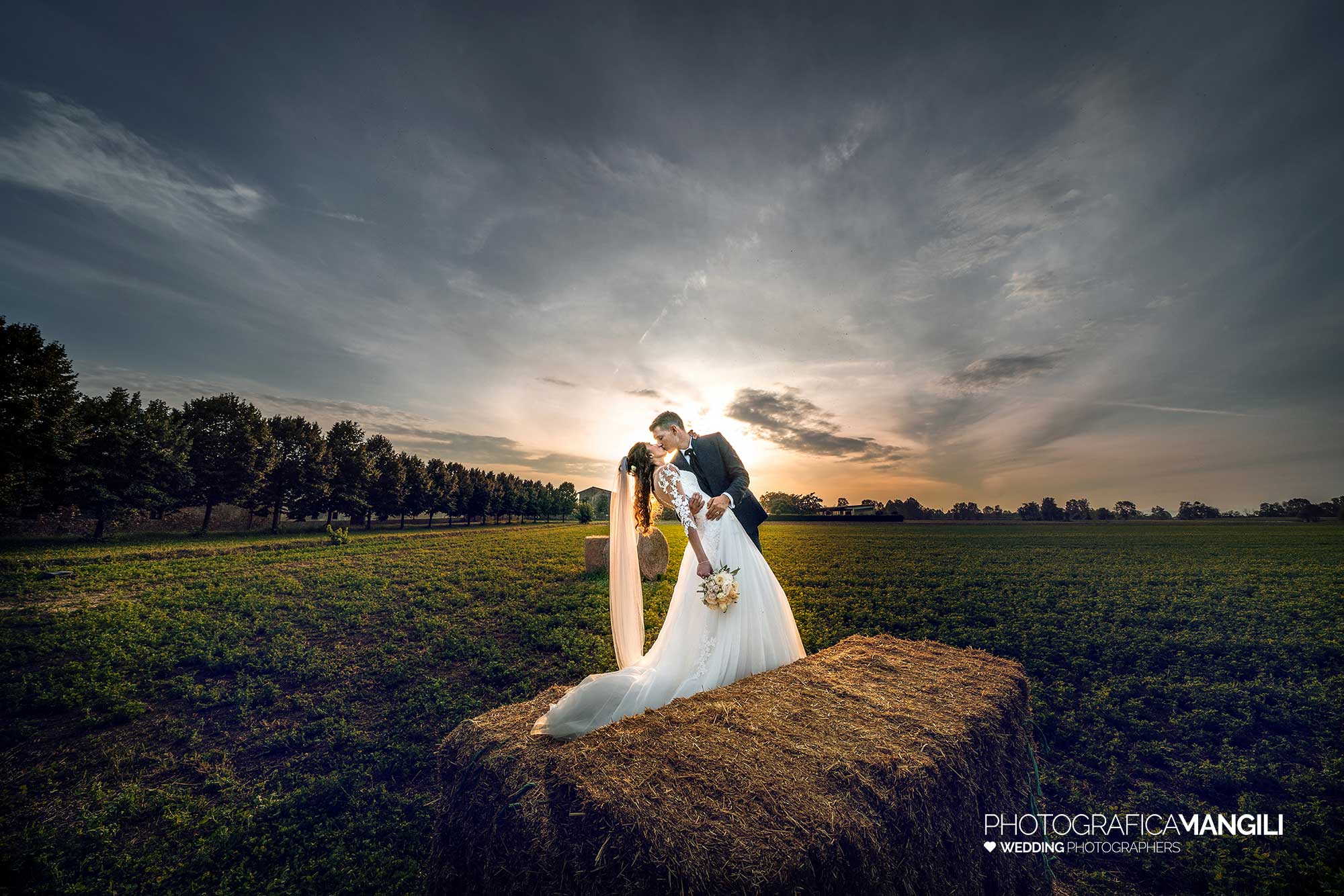 063 wedding photography franciacorta italy romantic kiss sunset 063 wedding photography franciacorta italy romantic kiss sunset