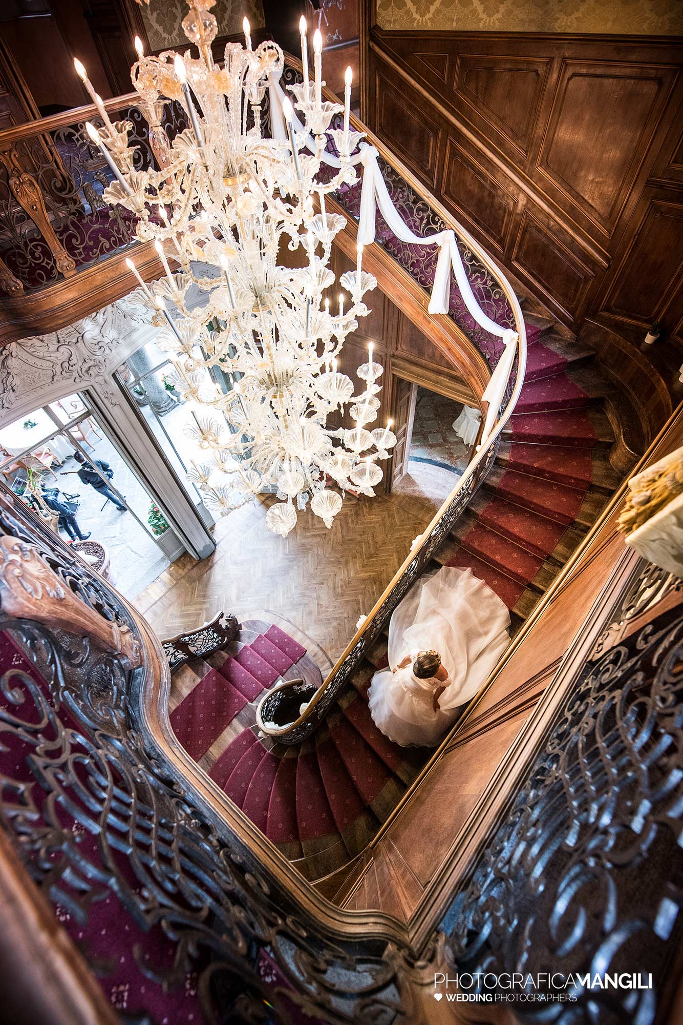 089 luxury italian wedding photographer bride stairs 1