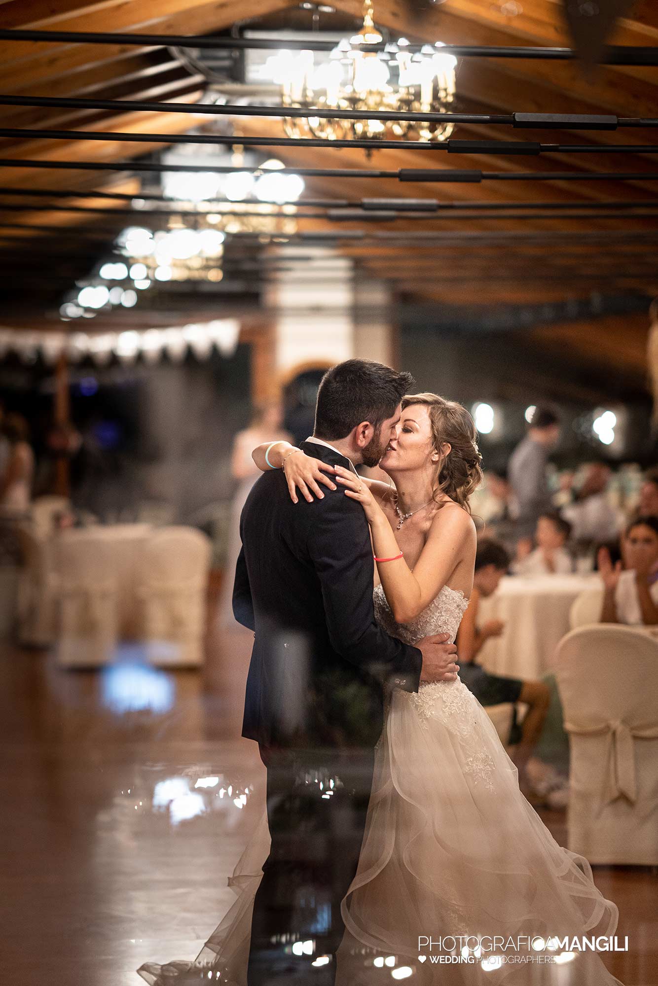 149 newlyweds first dance kiss wedding photohraphy 1