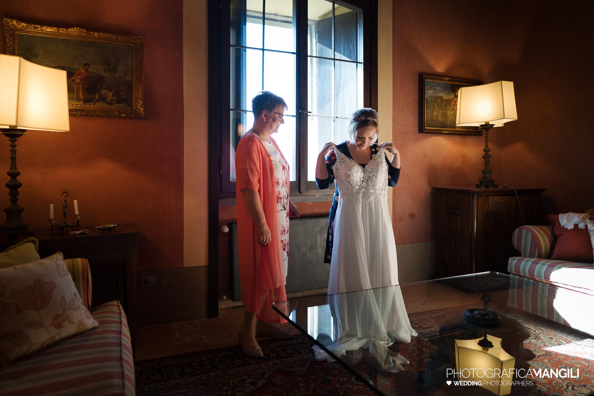 012 fotografo matrimoniuo wedding reportage vestizione sposa abito castello di rossino lecco lago di como steffi giacomo