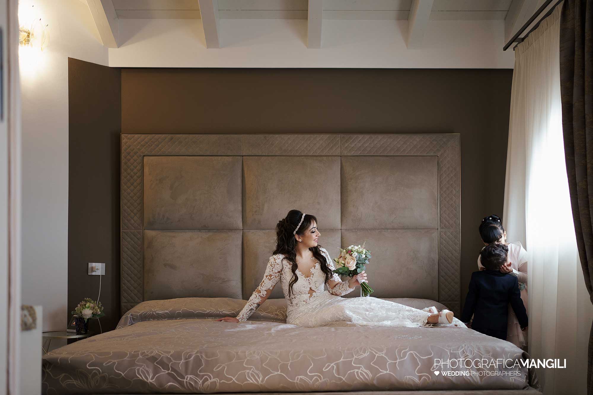 013 fotografo matrimonio wedding reportage ritratto sposa su letto cislago varese yvonne marco 013 fotografo matrimonio wedding reportage ritratto sposa su letto cislago varese yvonne marco