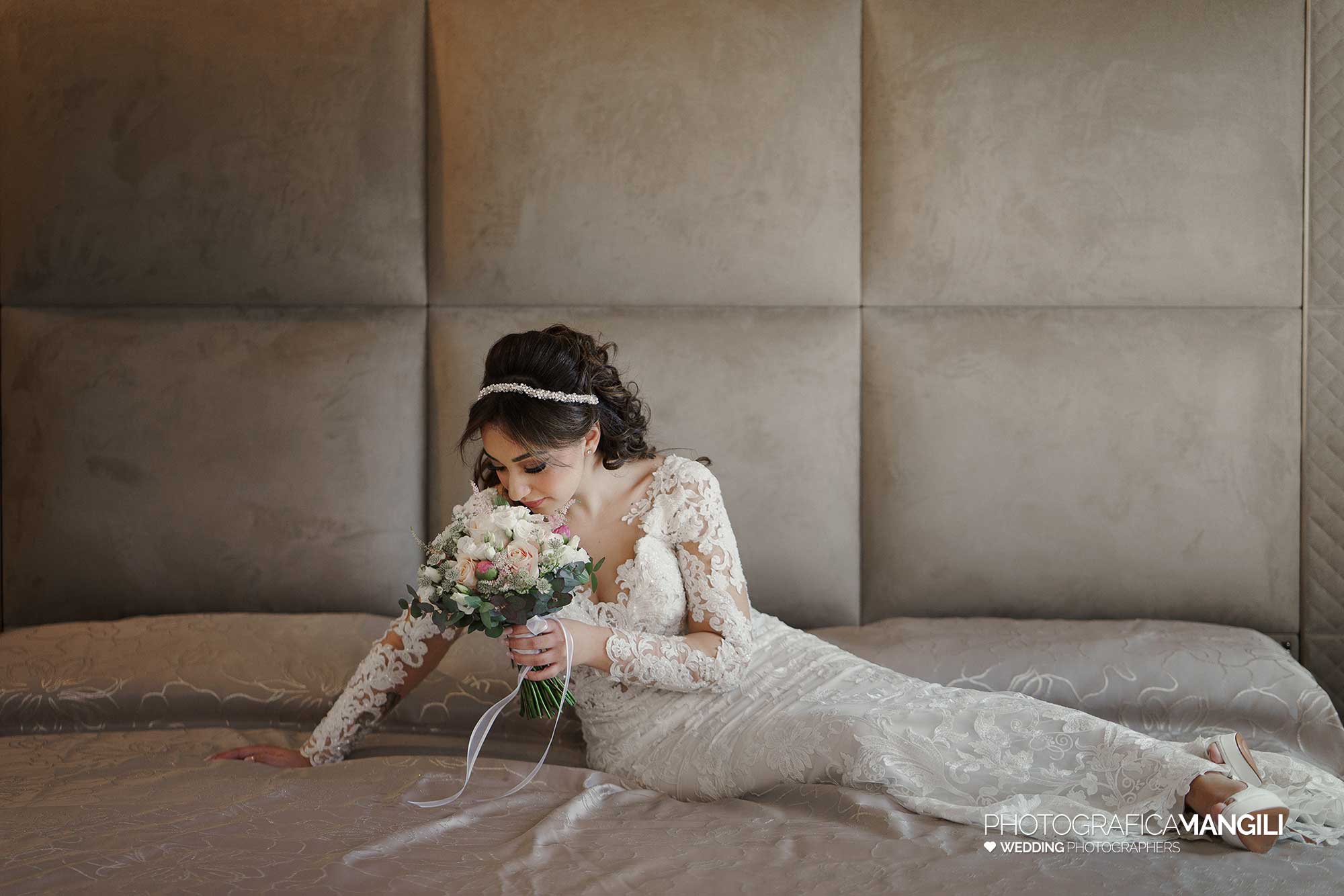 016 fotografo matrimonio wedding reportage ritratto sposa con bouquet cislago varese yvonne marco 016 fotografo matrimonio wedding reportage ritratto sposa con bouquet cislago varese yvonne marco