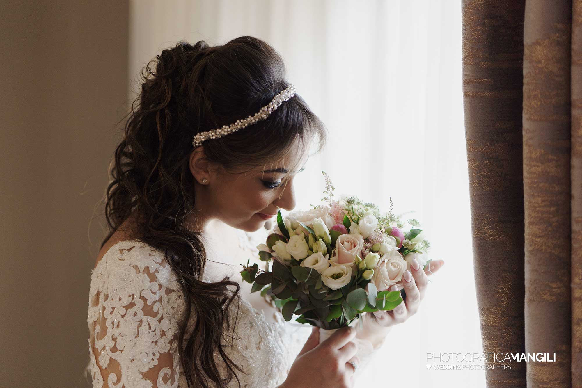 017 fotografo matrimonio wedding reportage ritratto sposa con bouquet cislago varese yvonne marco 017 fotografo matrimonio wedding reportage ritratto sposa con bouquet cislago varese yvonne marco