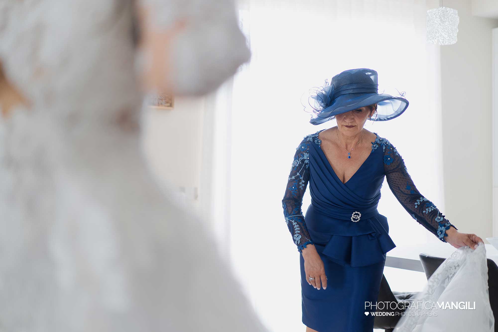 020 fotografo matrimonio wedding reportage vestizione sposa con mamma cislago varese yvonne marco 020 fotografo matrimonio wedding reportage vestizione sposa con mamma cislago varese yvonne marco