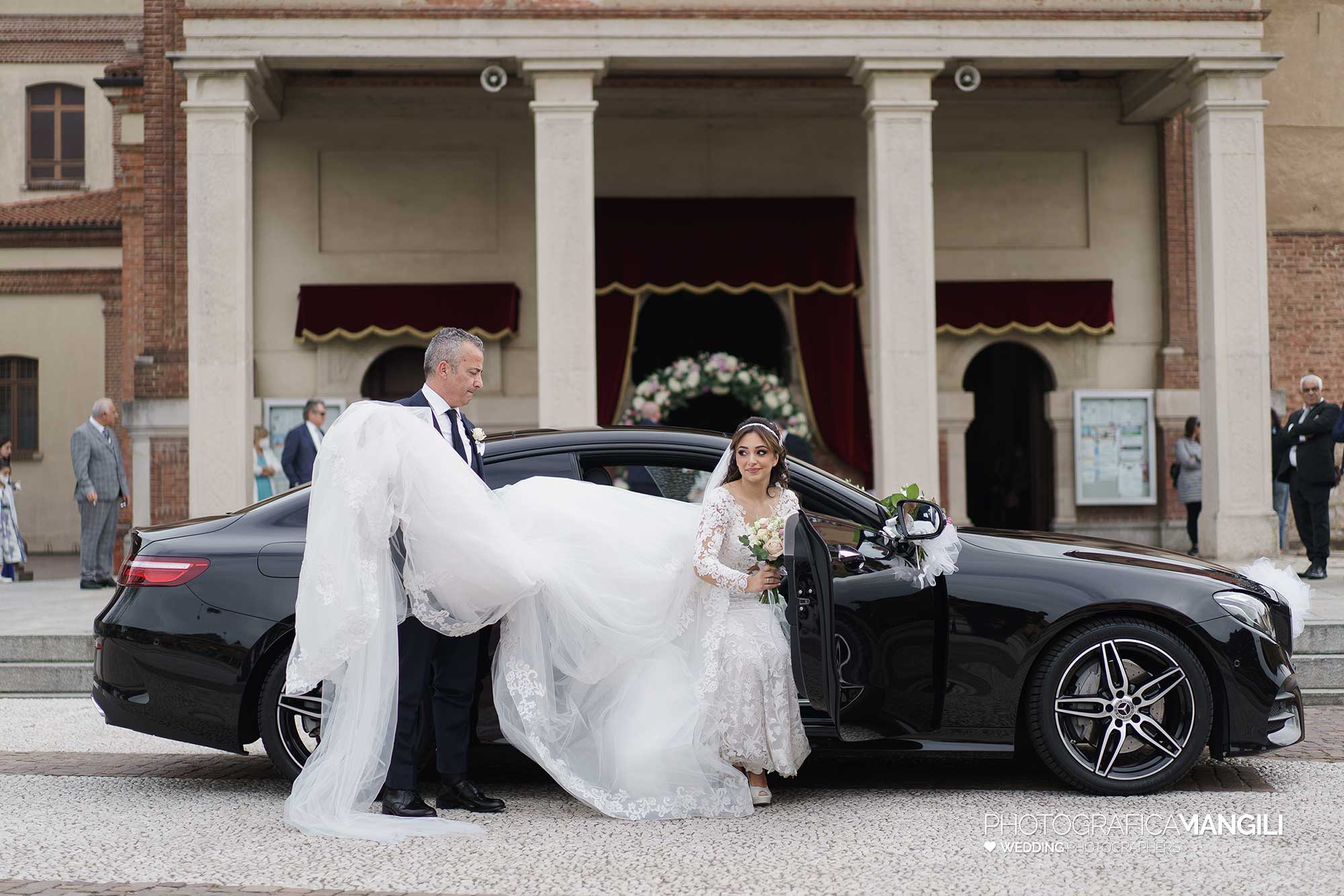 026 fotografo matrimonio wedding reportage arrivo macchina sposa velo cislago varese yvonne marco 026 fotografo matrimonio wedding reportage arrivo macchina sposa velo cislago varese yvonne marco