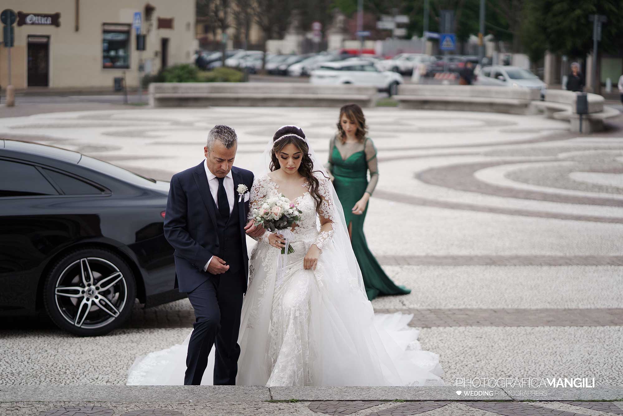 027 fotografo matrimonio wedding reportage arrivo sposa ingresso con padre cislago varese yvonne marco 027 fotografo matrimonio wedding reportage arrivo sposa ingresso con padre cislago varese yvonne marco