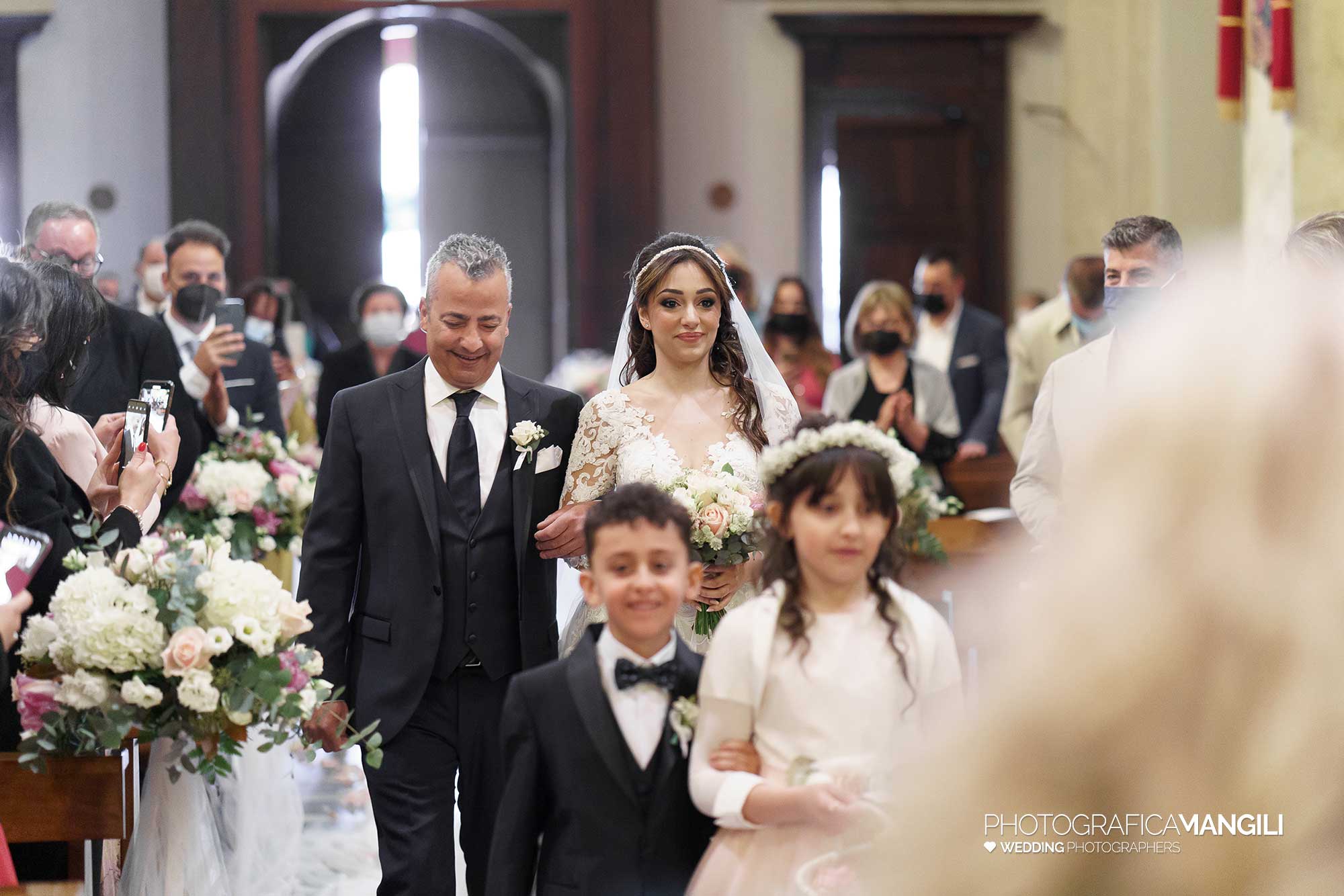 029 fotografo matrimonio wedding reportage ingresso chiesa sposa con padrecislago varese yvonne marco 029 fotografo matrimonio wedding reportage ingresso chiesa sposa con padrecislago varese yvonne marco