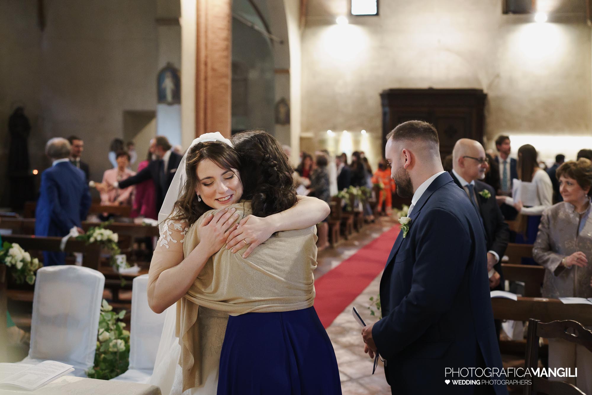 033 foto nozze wedding reportage sposi rito religioso abbraccio chiesa milano chiara oliviero