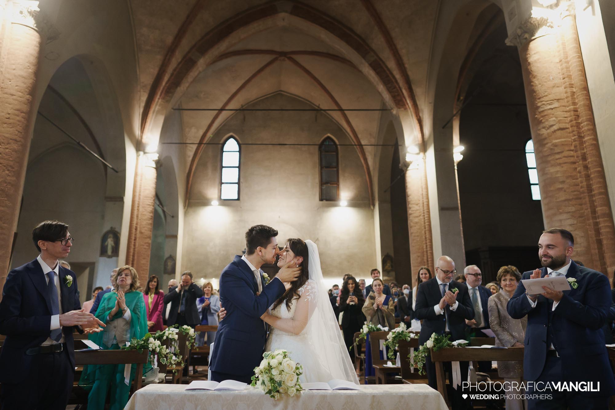 036 foto nozze wedding reportage sposi bacio rito religioso chiesa milano chiara oliviero