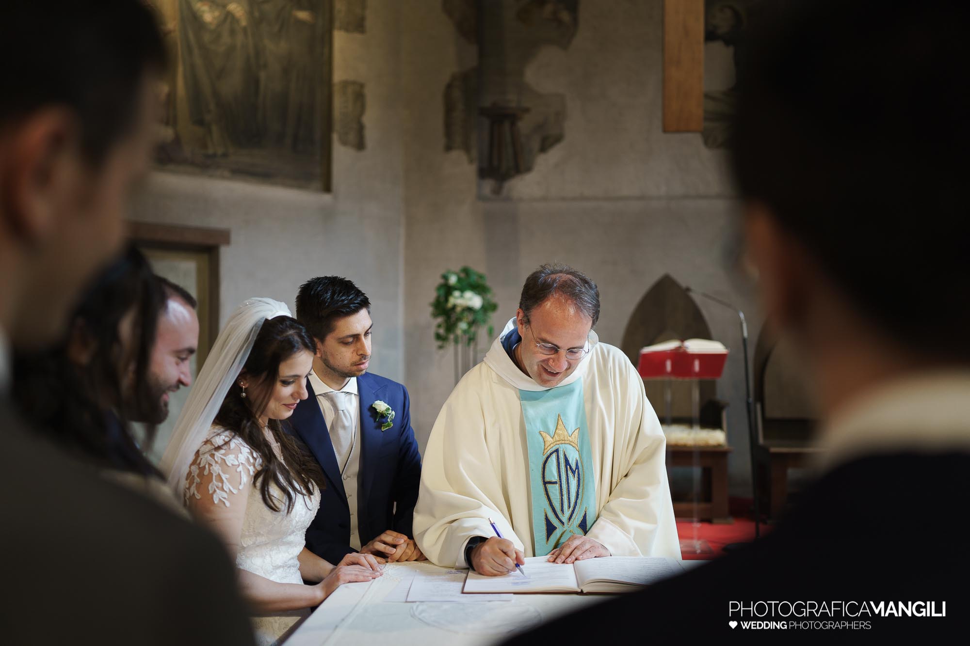 037 foto nozze wedding reportage sposi rito religioso firme chiesa milano chiara oliviero