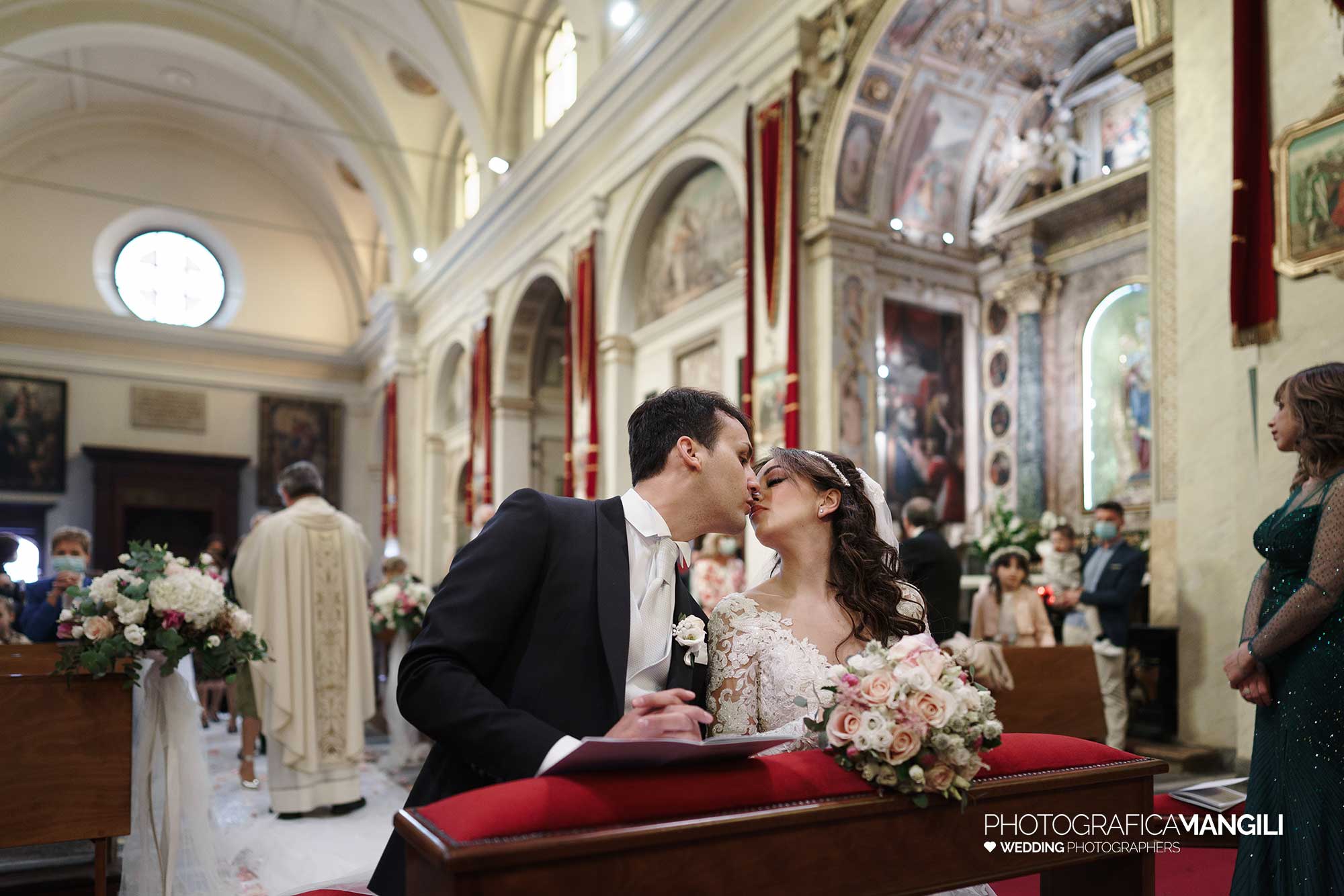 037 fotografo matrimonio wedding reportage bacio sposi chiesa cislago varese yvonne marco 037 fotografo matrimonio wedding reportage bacio sposi chiesa cislago varese yvonne marco