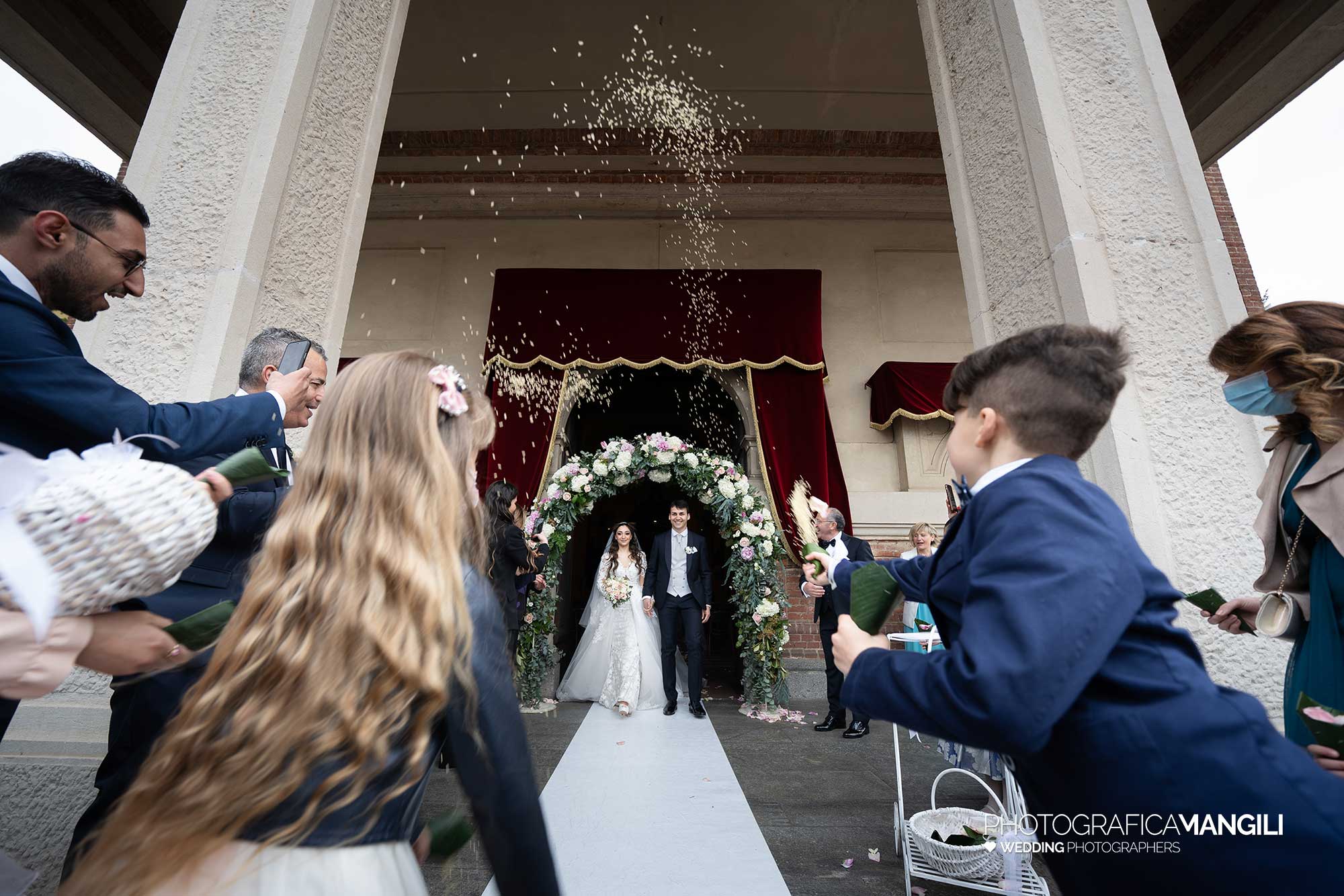 039 fotografo matrimonio wedding reportage sposi uscita chiesa lancio riso cislago varese yvonne marco 039 fotografo matrimonio wedding reportage sposi uscita chiesa lancio riso cislago varese yvonne marco