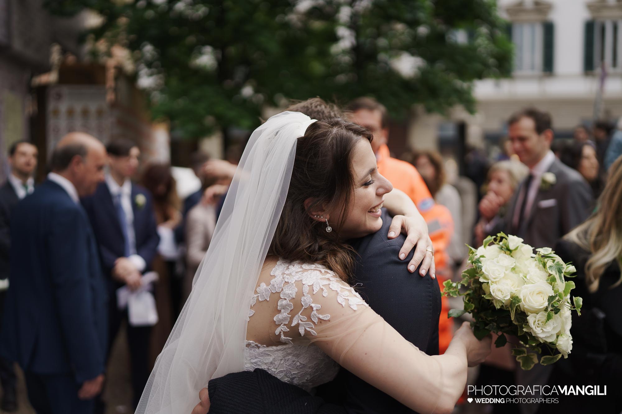 041 foto nozze wedding reportage sposi rito religioso uscita abbraccio saluto chiesa milano chiara oliviero