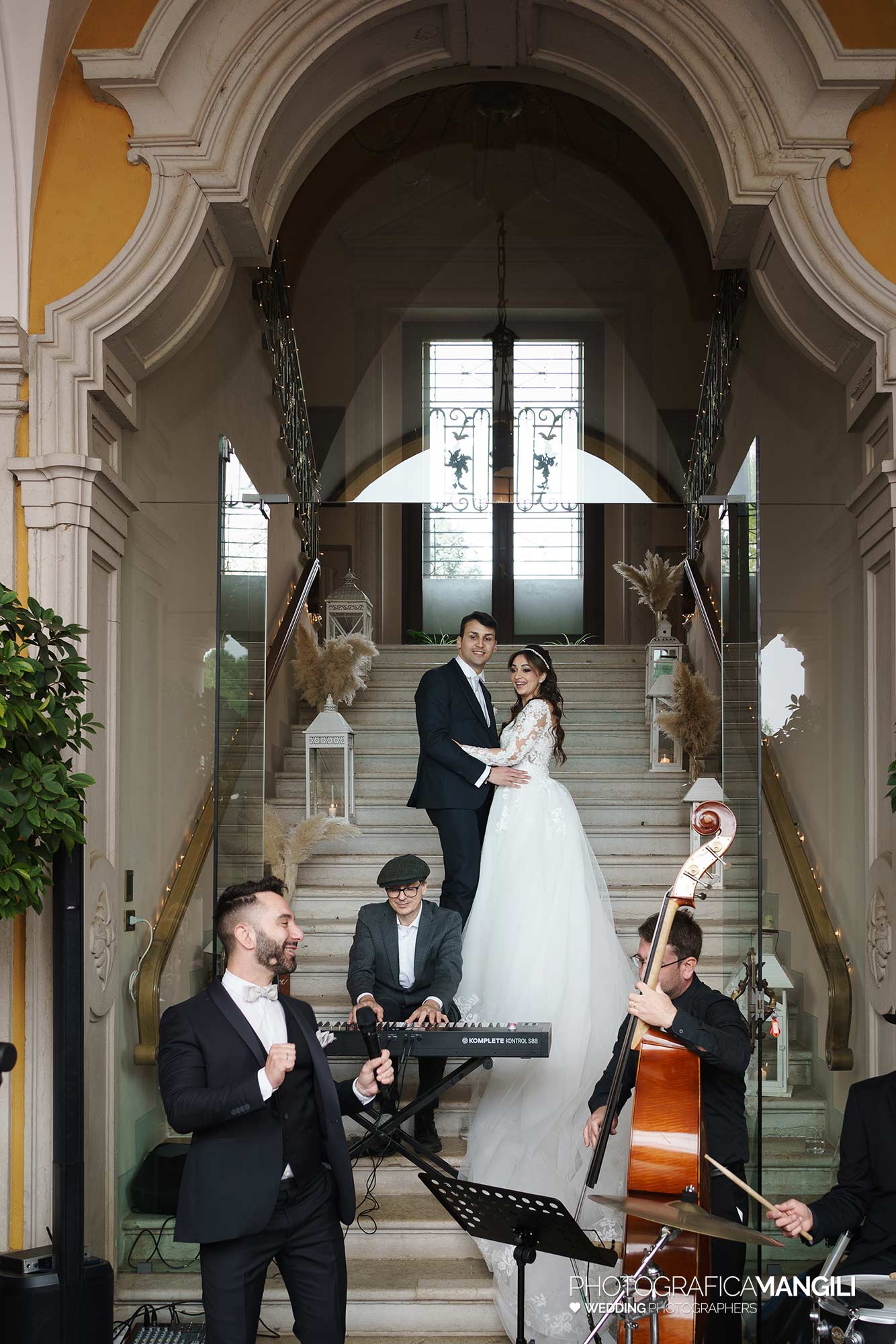 043 fotografo matrimonio wedding reportage ritratto sposi con orchestra musica villa valenca rovato brescia yvonne marco 043 fotografo matrimonio wedding reportage ritratto sposi con orchestra musica villa valenca rovato brescia yvonne marco