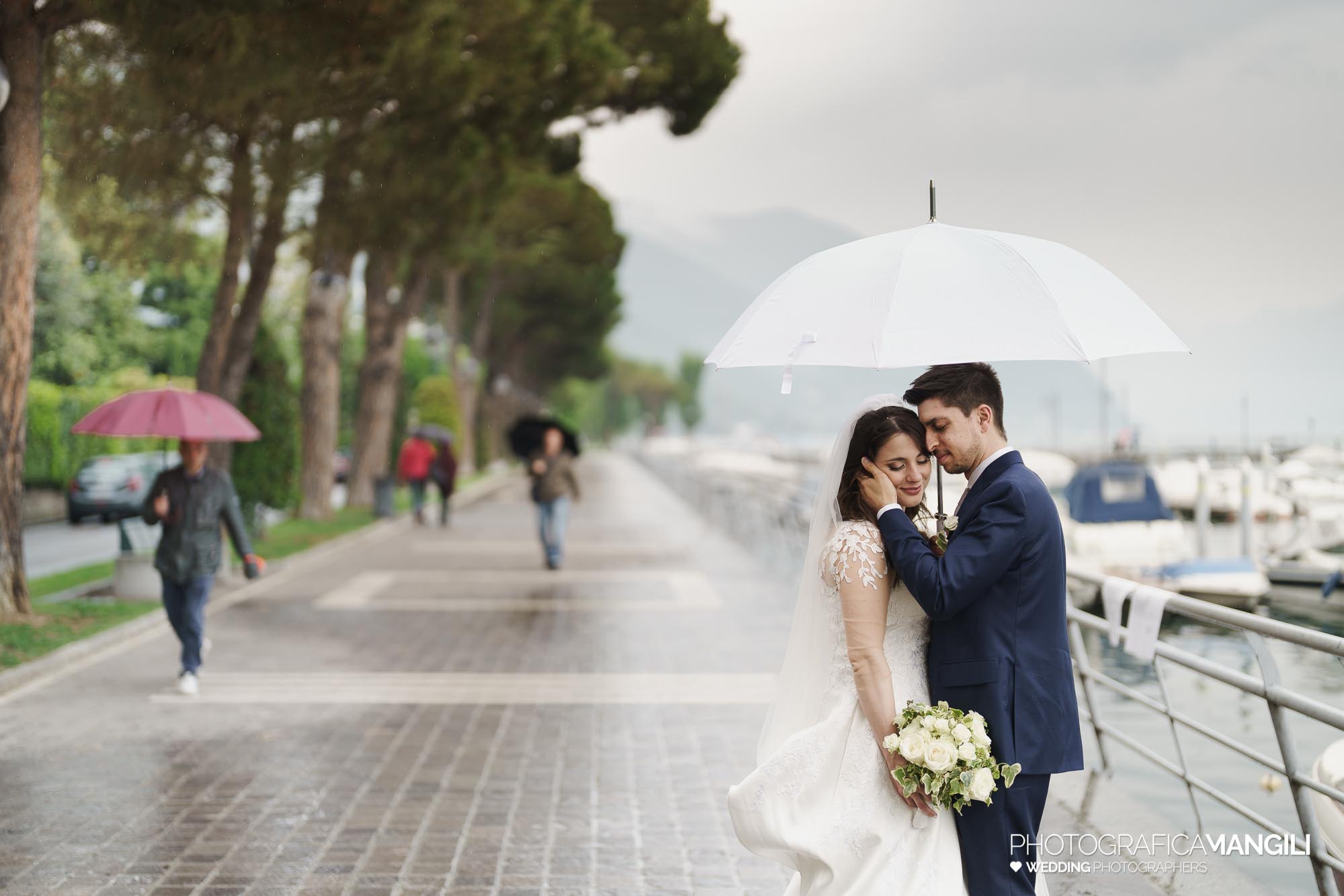 043 servizio fotografico wedding reportage ritratto sposi lungolago Sarnico lago Iseo Bergamo chiara oliviero