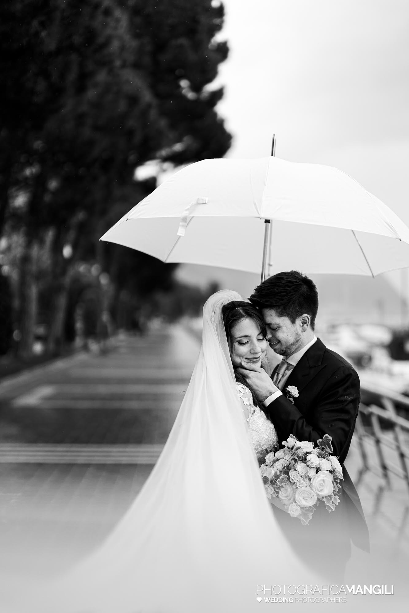 044 servizio fotografico wedding reportage ritratto sposi lungolago Sarnico lago Iseo Bergamo pioggia ombrello chiara oliviero