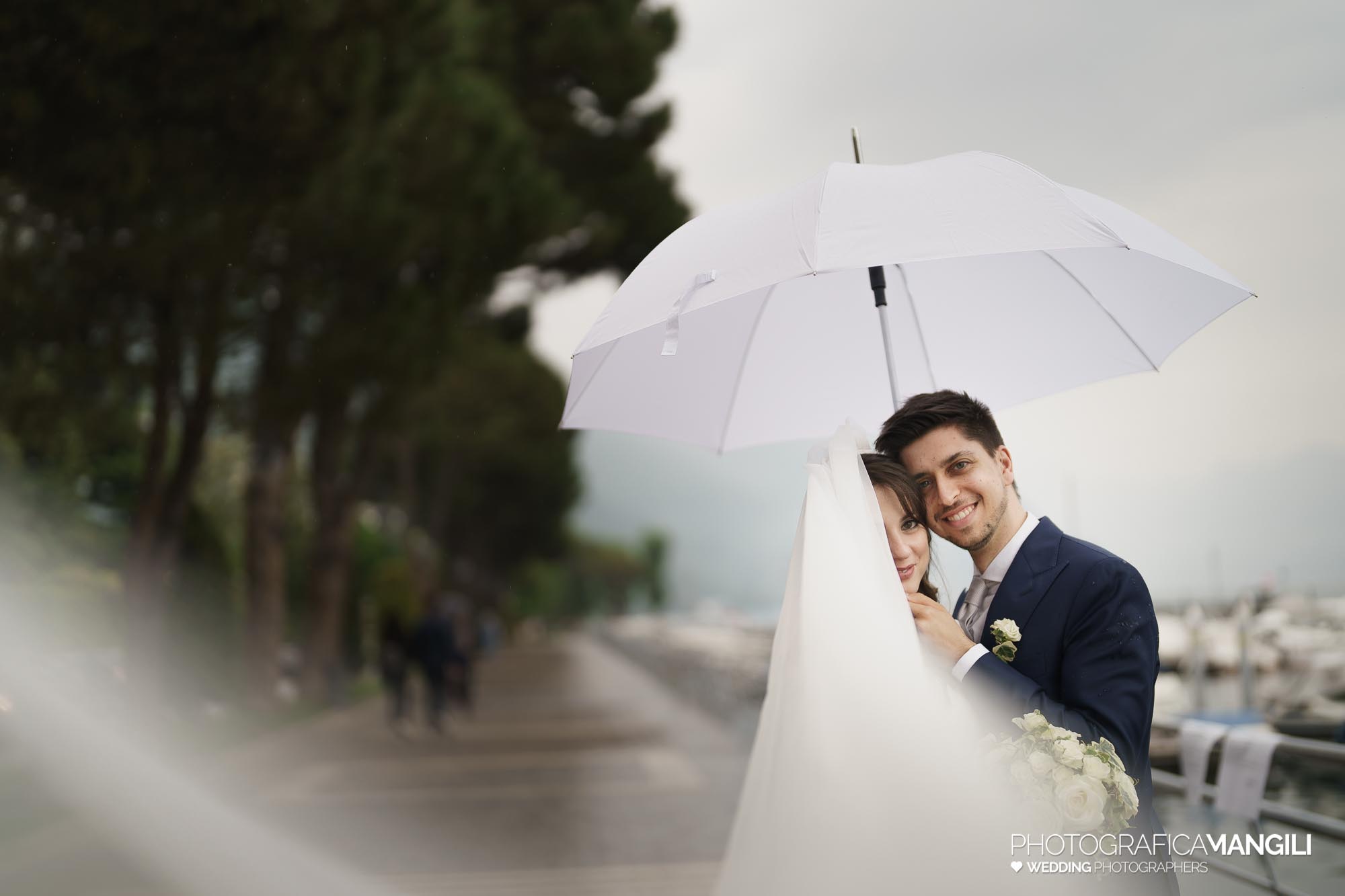 045 servizio fotografico wedding reportage ritratto sposi lungolago Sarnico lago Iseo Bergamo ombrello chiara oliviero