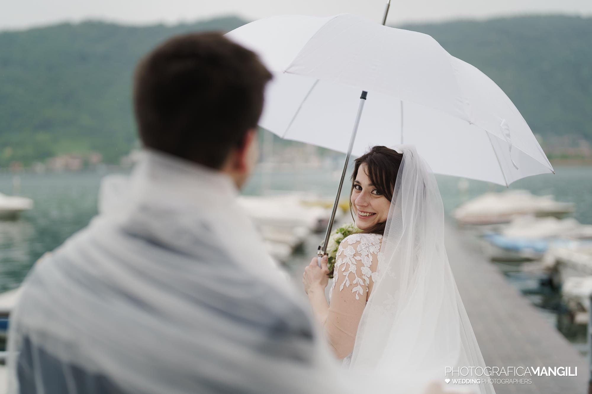046 servizio fotografico wedding reportage ritratto sposi ombrello pioggia lungolago Sarnico lago Iseo Bergamo chiara oliviero