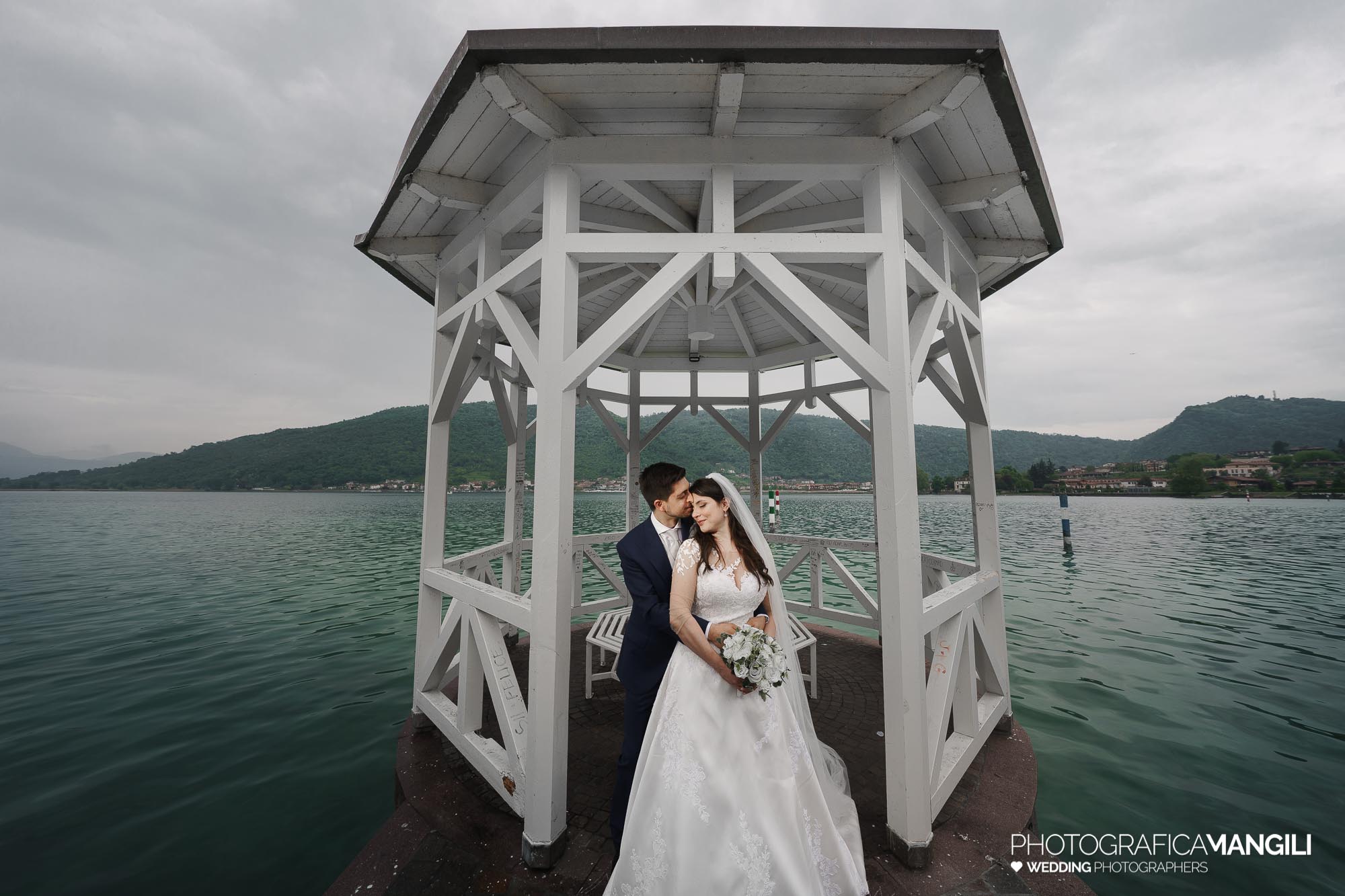 047 servizio fotografico wedding reportage ritratto sposi lungolago Sarnico lago Iseo Bergamo chiara oliviero