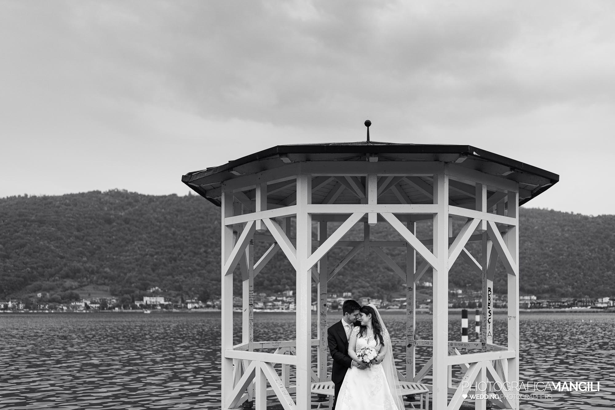 048 servizio fotografico wedding reportage ritratto sposi bianco nero lungolago Sarnico lago Iseo Bergamo chiara oliviero