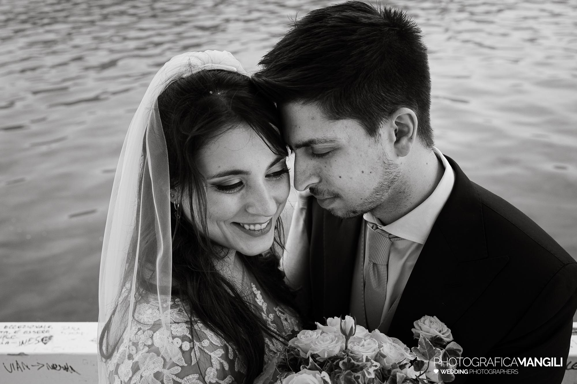 049 servizio fotografico wedding reportage ritratto sposi primo piano lungolago Sarnico lago Iseo Bergamo chiara oliviero