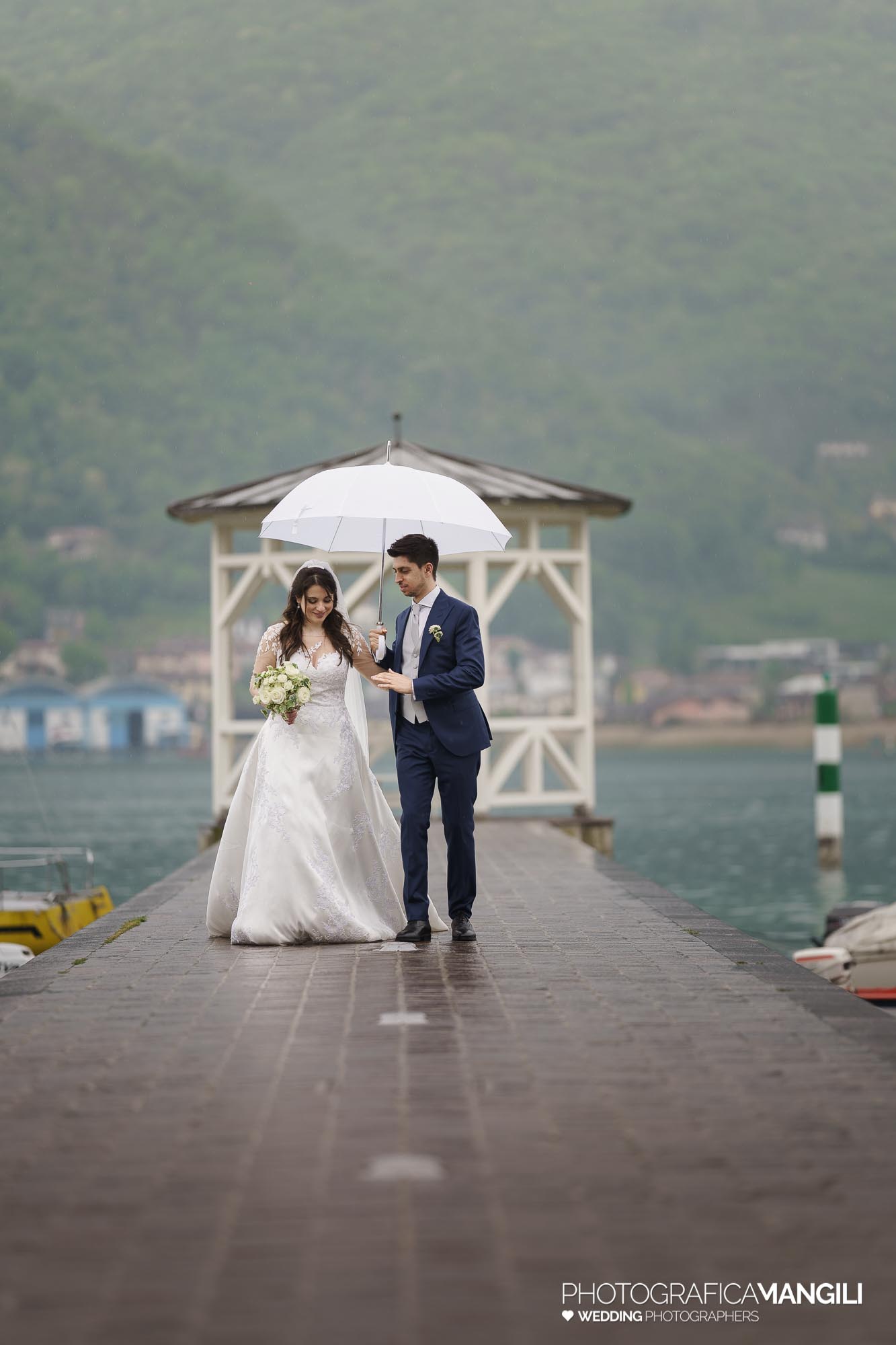 051 servizio fotografico wedding reportage ritratto sposi ombrello lungolago Sarnico lago Iseo Bergamo chiara oliviero