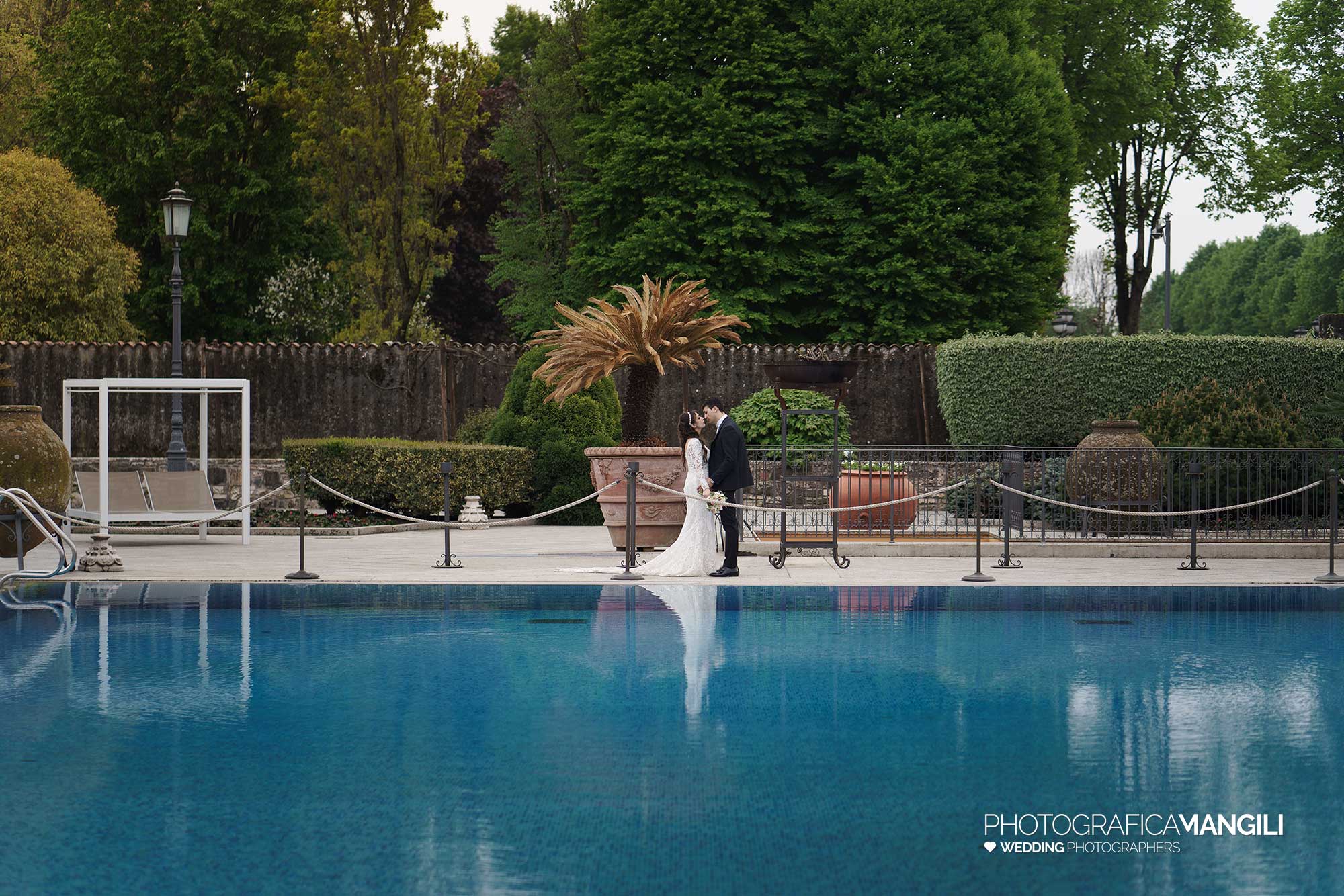 056 fotografo matrimonio wedding reportage ritratto sposi piscina villa valenca rovato brescia yvonne marco 056 fotografo matrimonio wedding reportage ritratto sposi piscina villa valenca rovato brescia yvonne marco