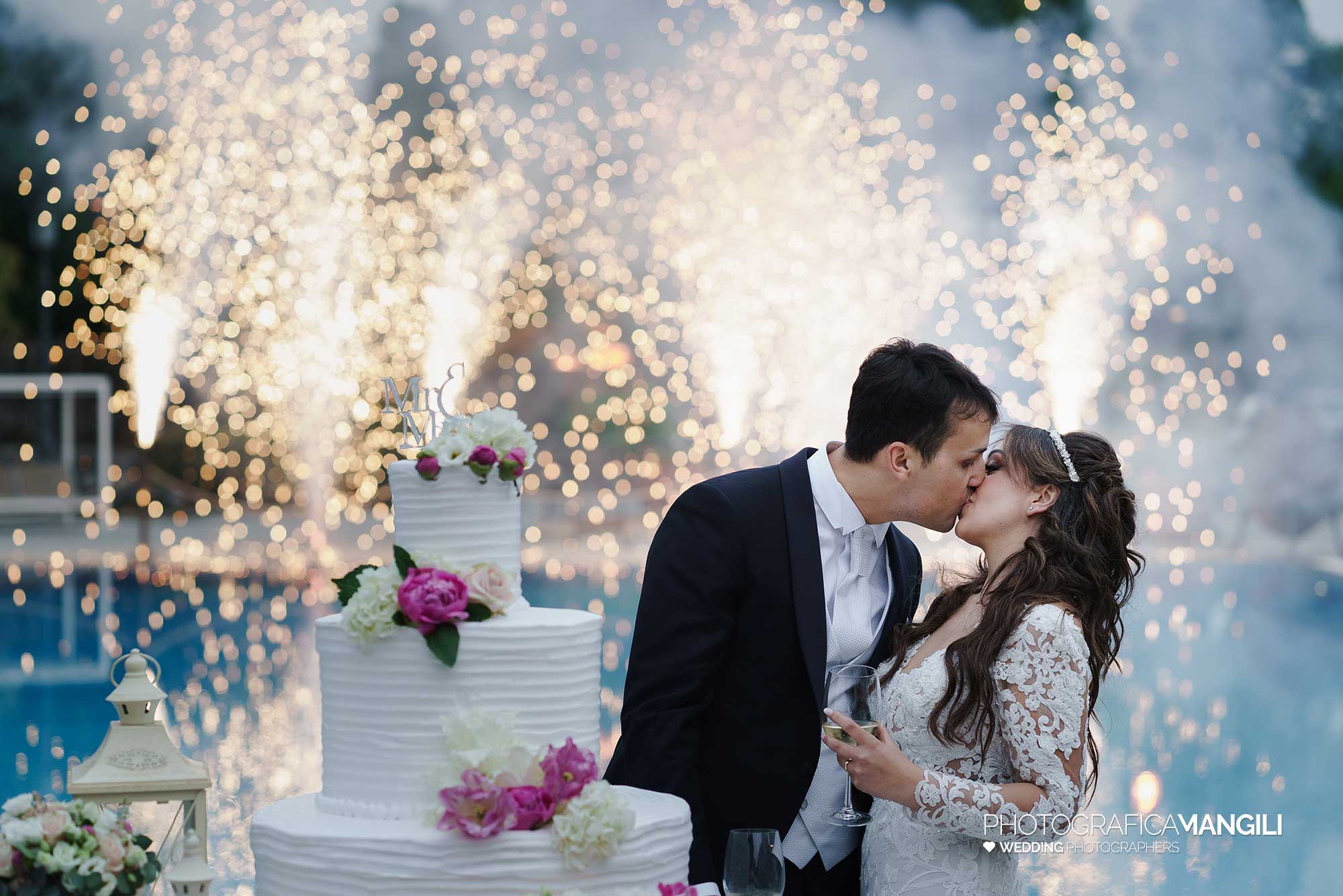 060 fotografo matrimonio wedding reportage fuochi artificio taglio torta villa valenca rovato brescia yvonne marco 060 fotografo matrimonio wedding reportage fuochi artificio taglio torta villa valenca rovato brescia yvonne marco