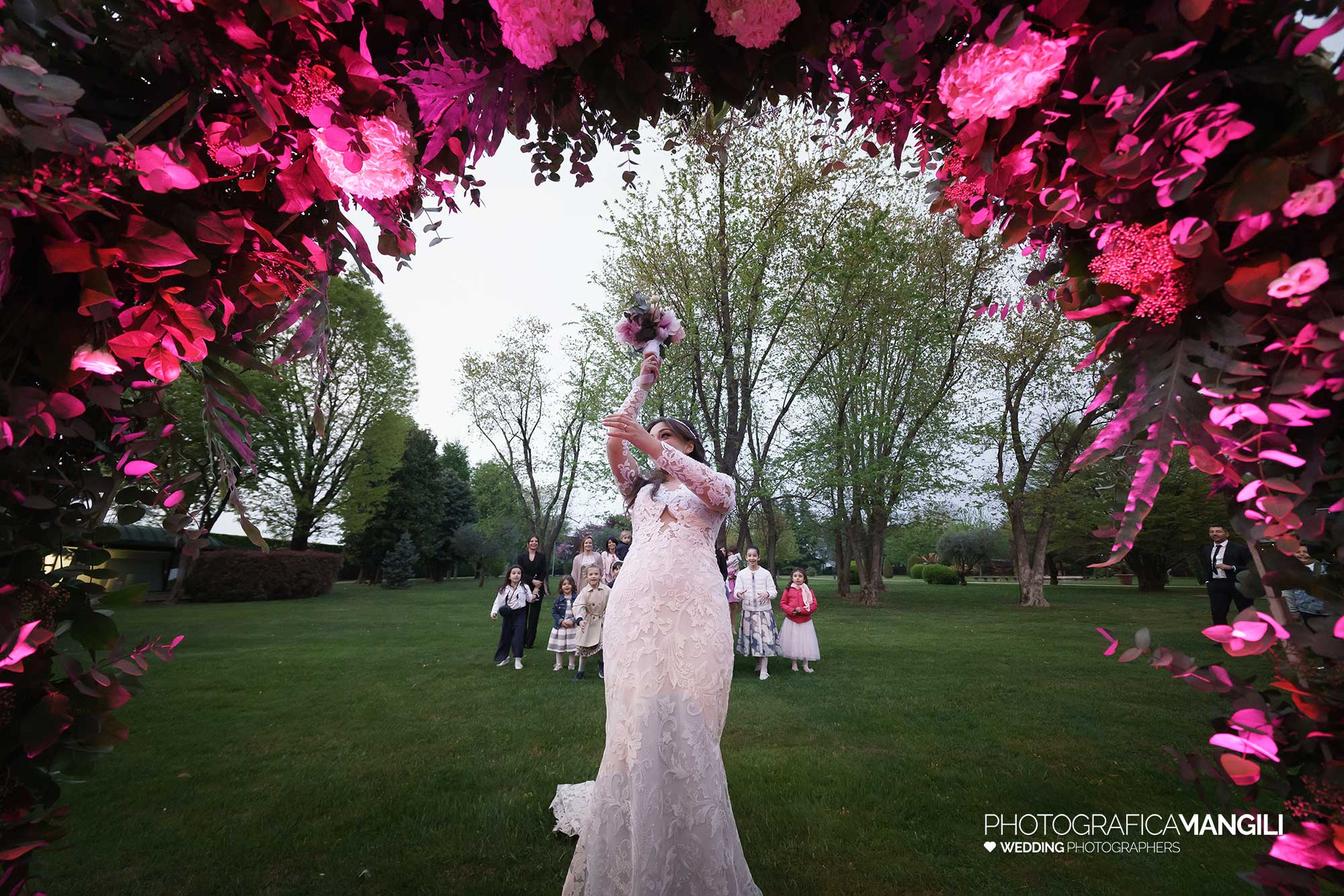 061 fotografo matrimonio wedding reportage lancio bouquet villa valenca rovato brescia yvonne marco 061 fotografo matrimonio wedding reportage lancio bouquet villa valenca rovato brescia yvonne marco