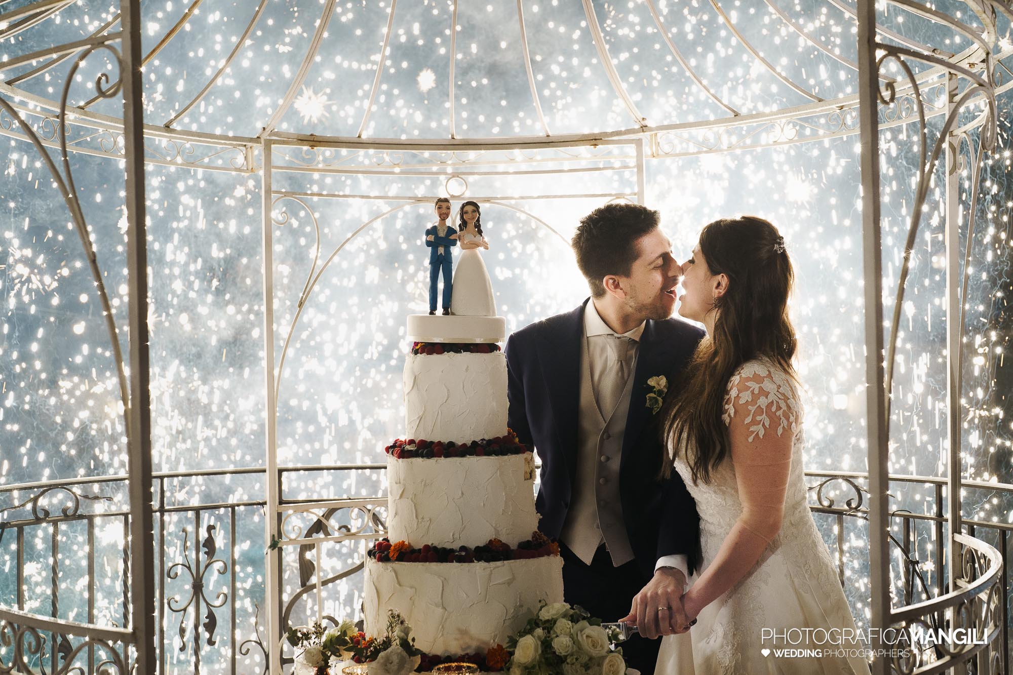 070 immagini matrimonio wedding reportage taglio torta candele luminose bacio sposi il fontanile gandosso bergamo chiara oliviero