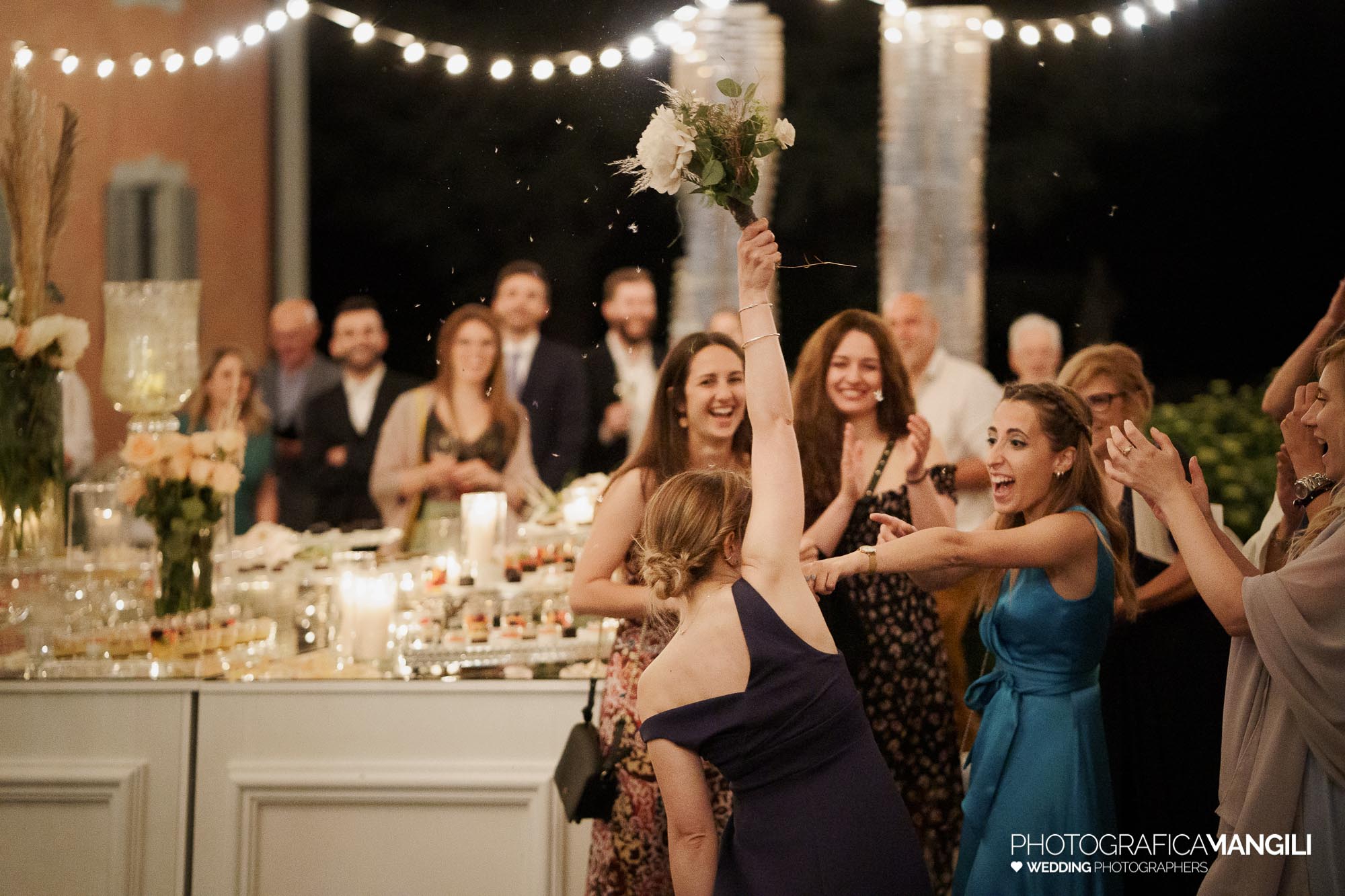 fotografo matrimonio villa subaglio lancio bouquet federica riccardo 080